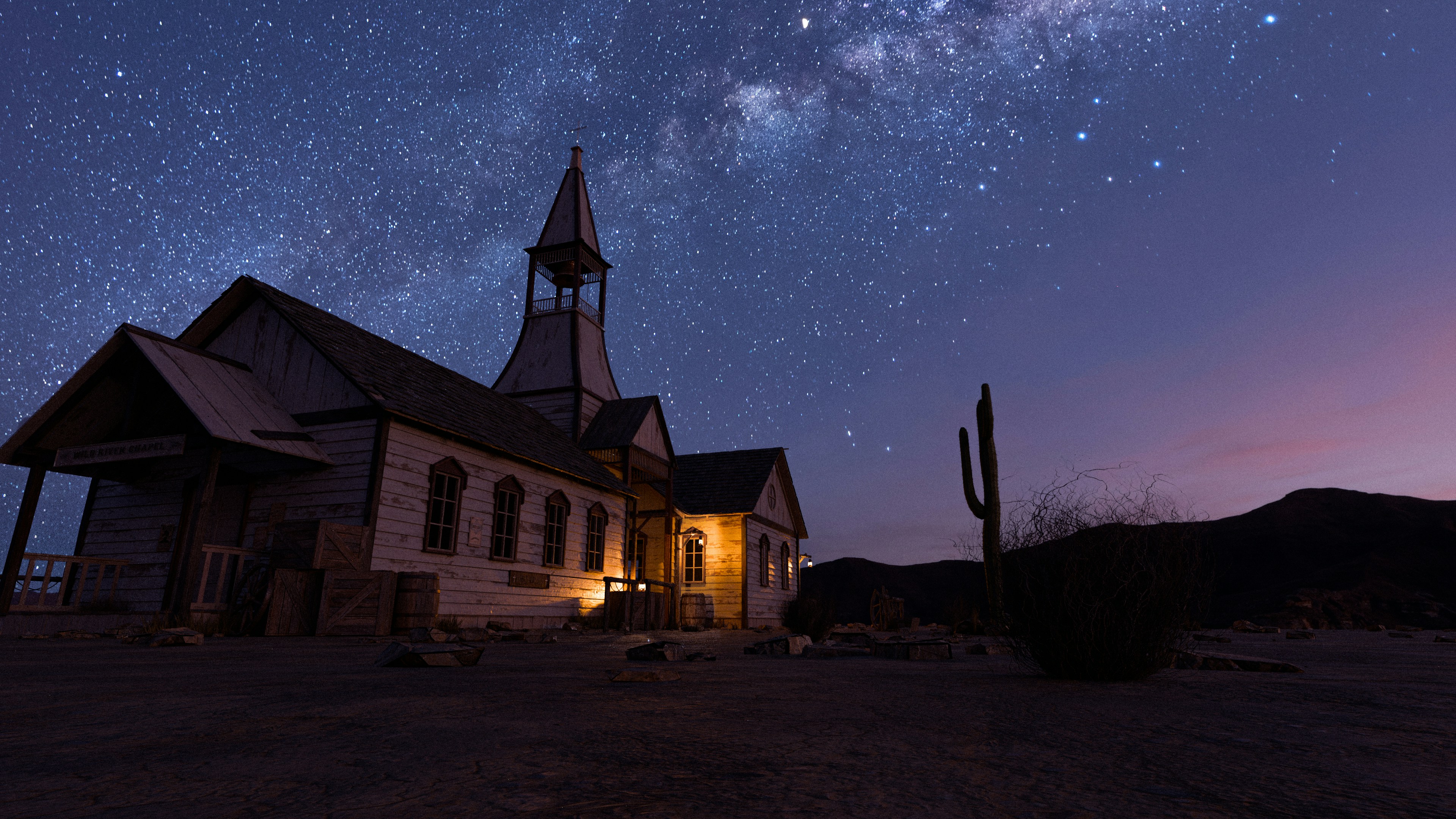별이 총총한 밤하늘 아래 실루엣으로 드러난 교회.