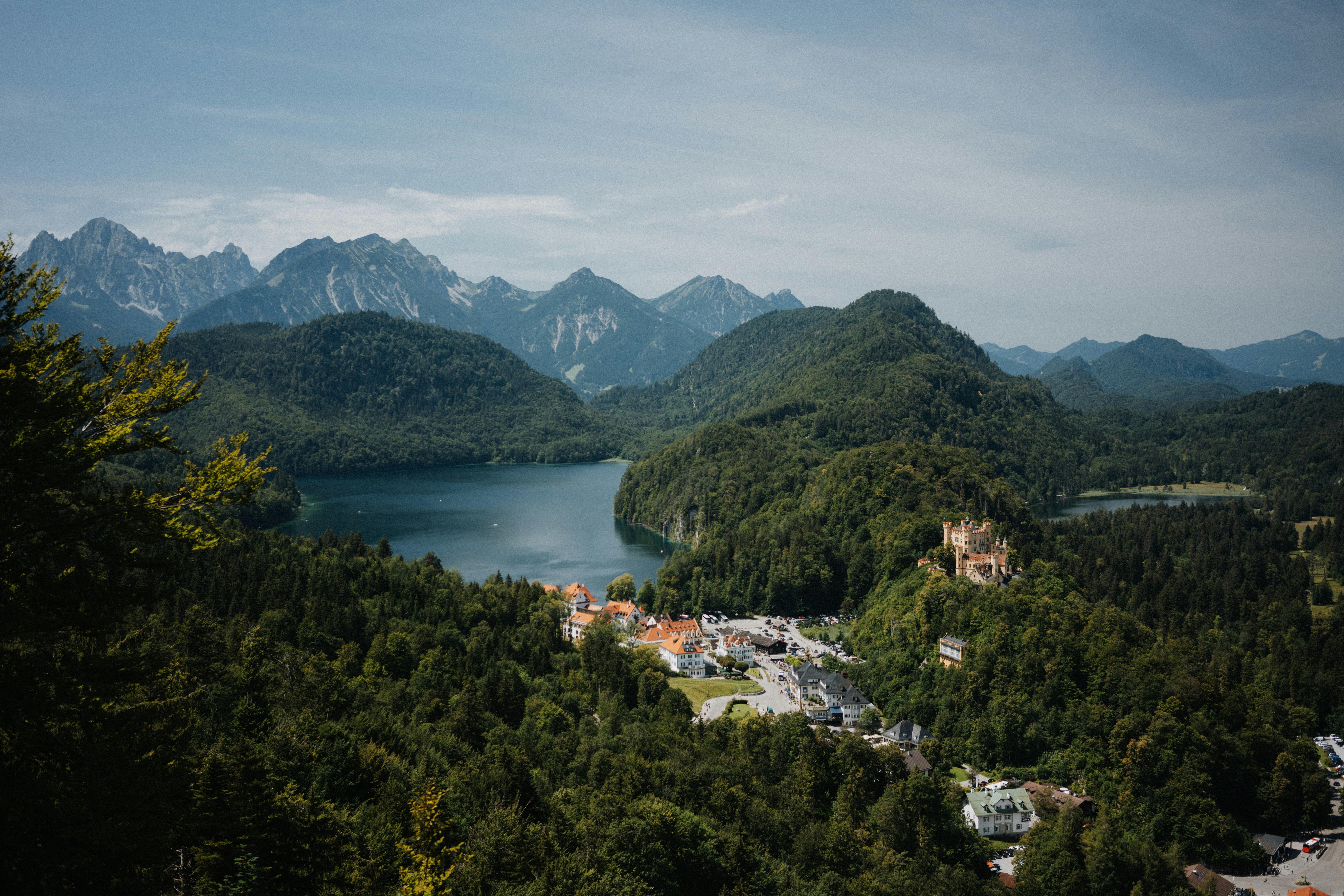 Une vue panoramique sur les montagnes, le lac et les arbres.