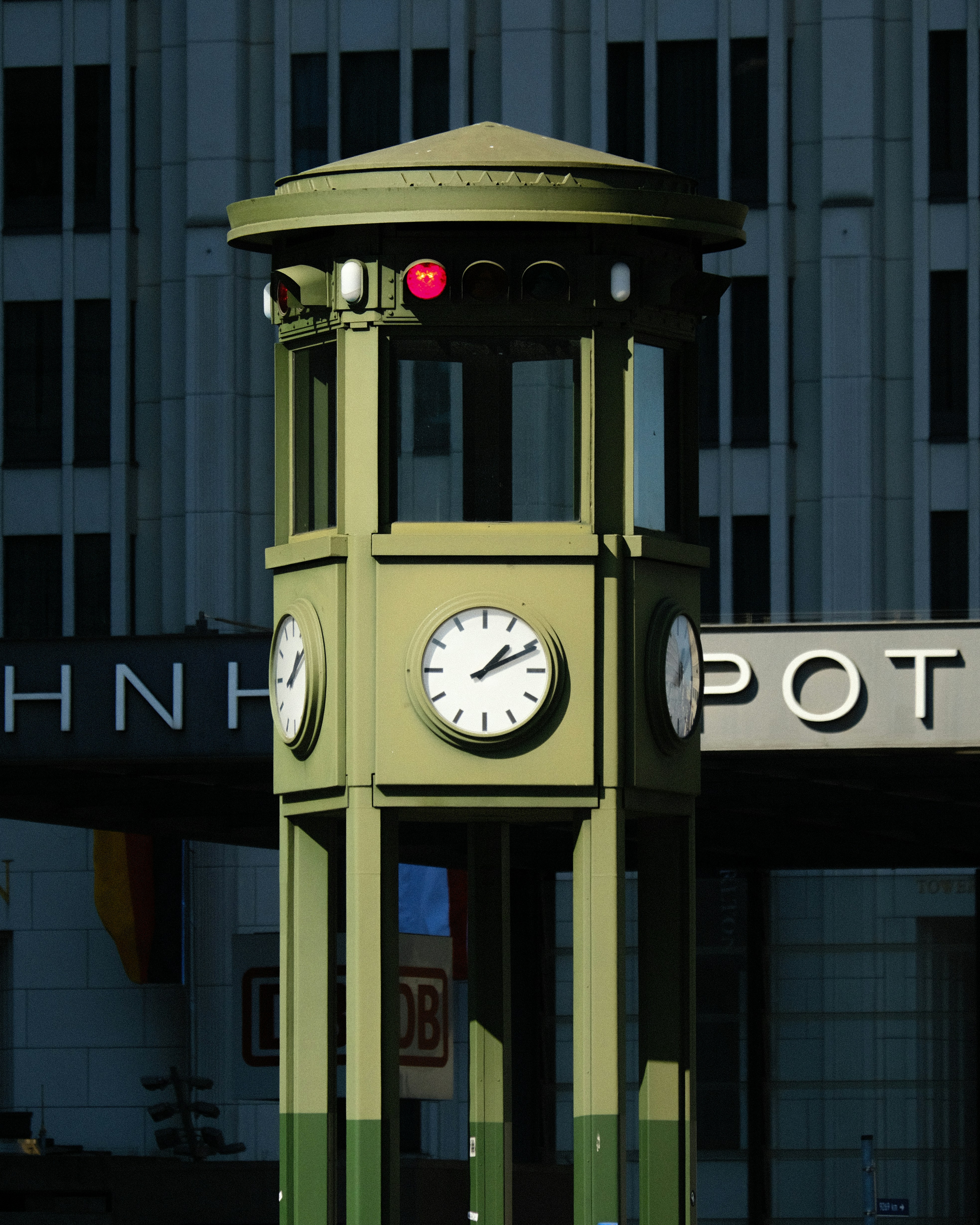 An einem Bahnhof steht ein Uhrenturm.