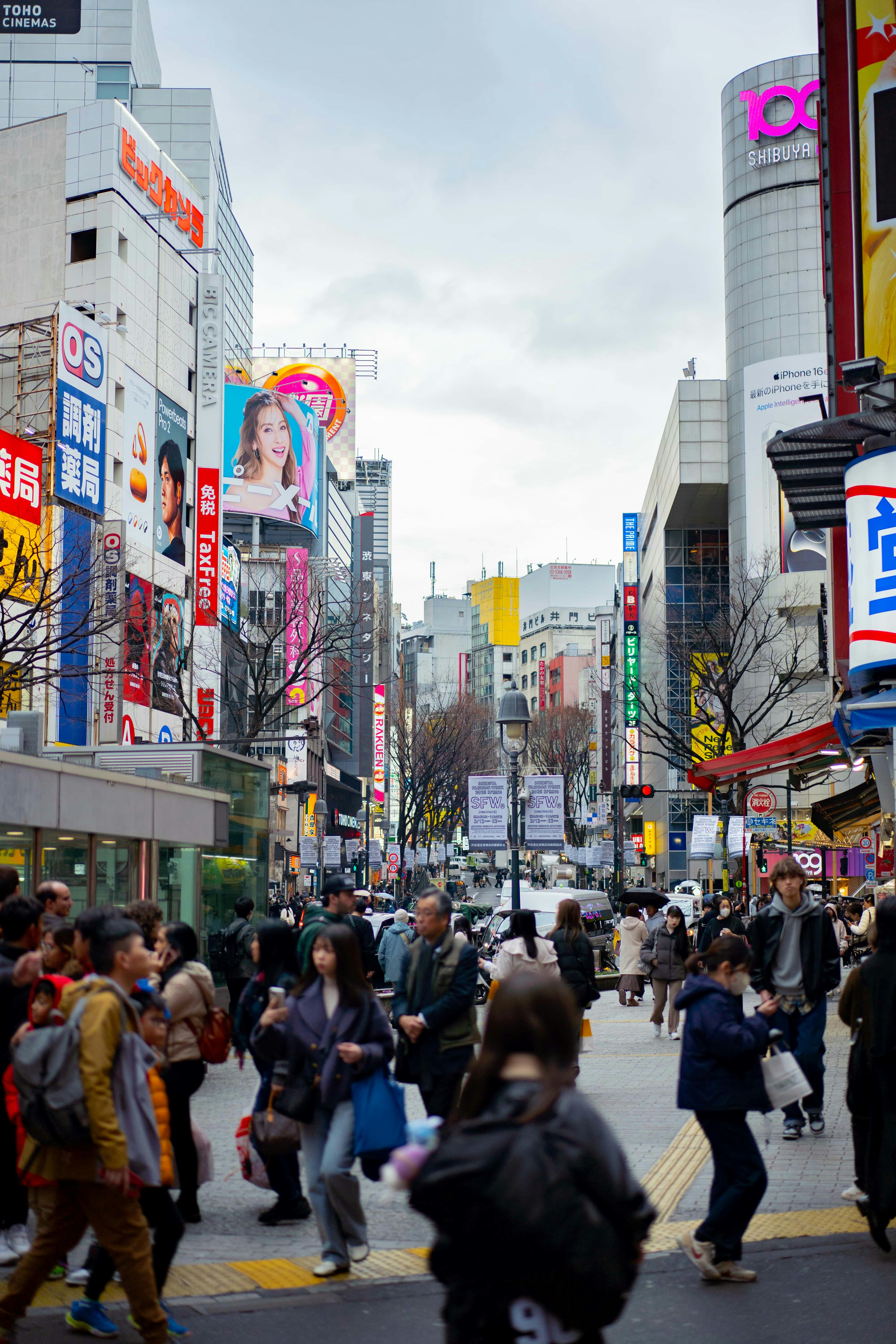 많은 보행자와 함께 바쁜 시부야 횡단보도.