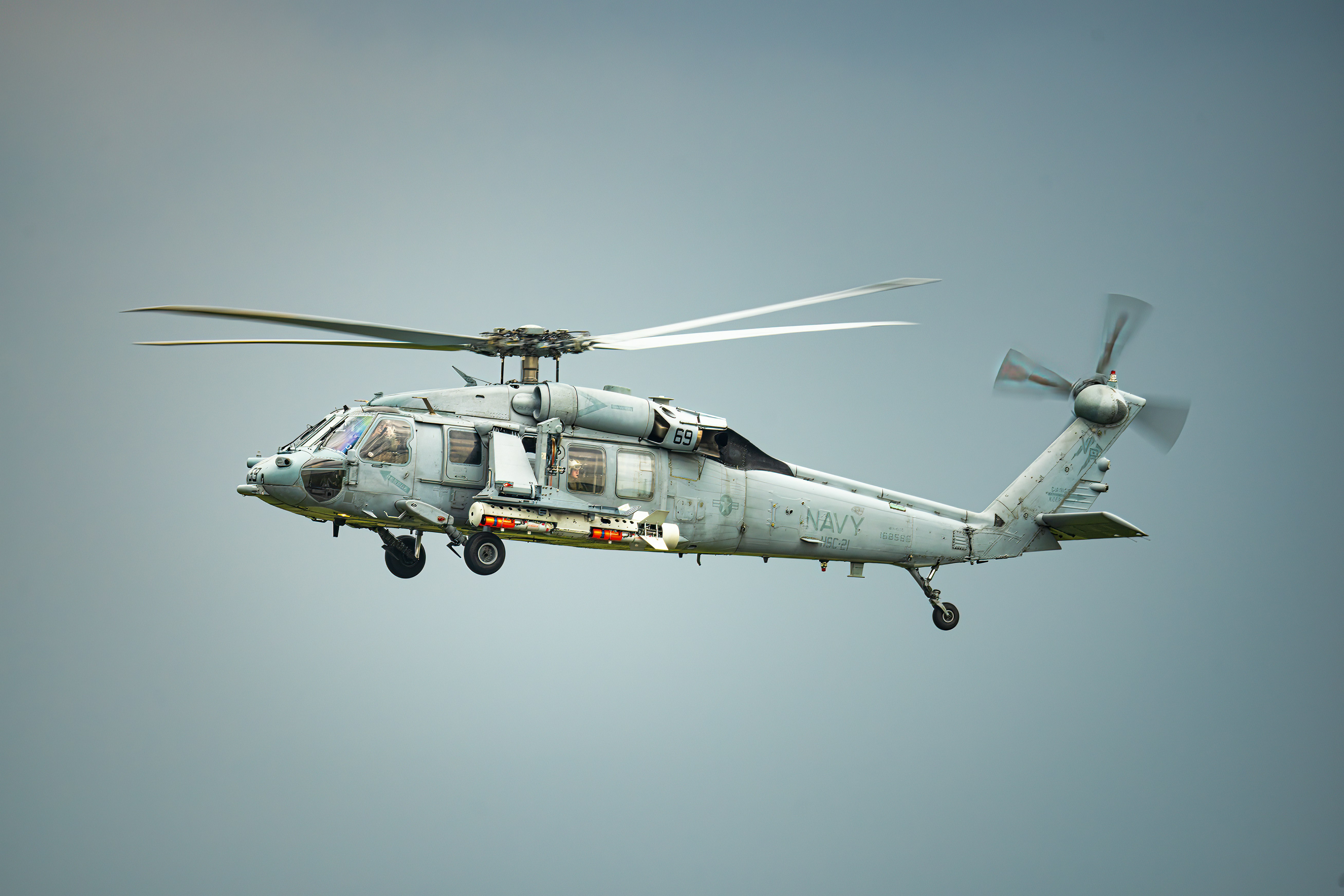 Ein Militärhubschrauber fliegt in den Himmel.