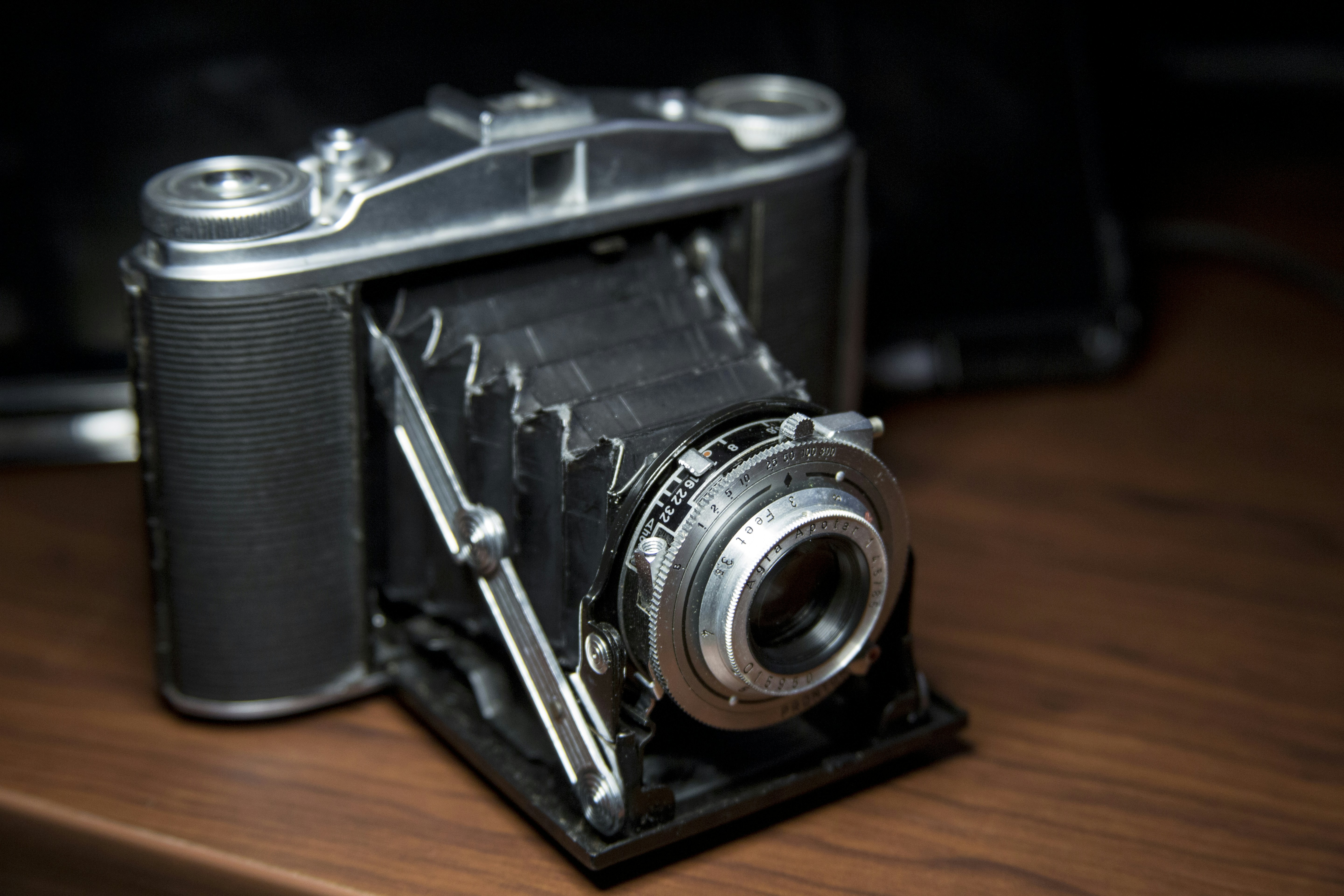 Una vieja cámara vintage descansa sobre una mesa.