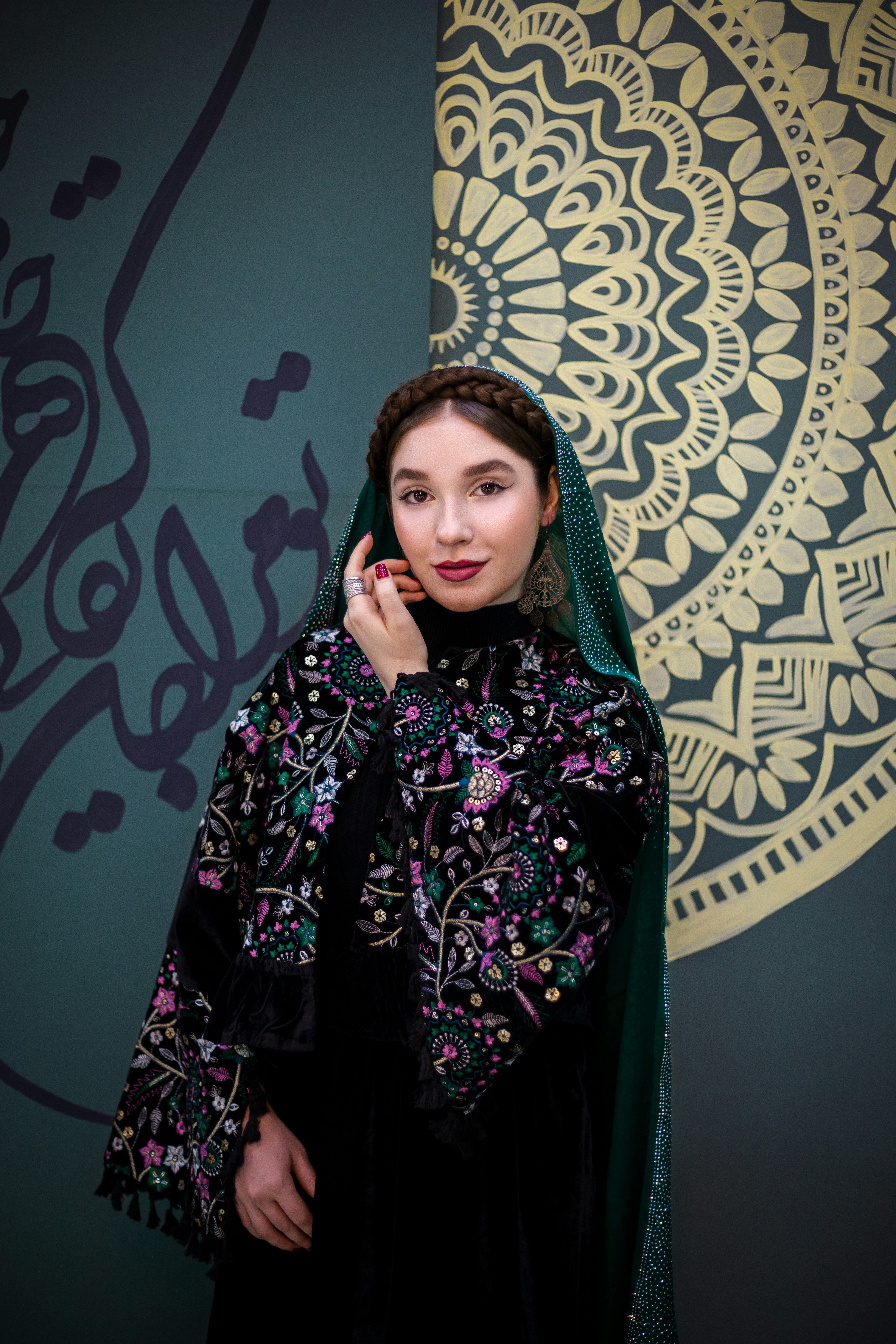 Seorang wanita berpose dengan pakaian tradisional.
