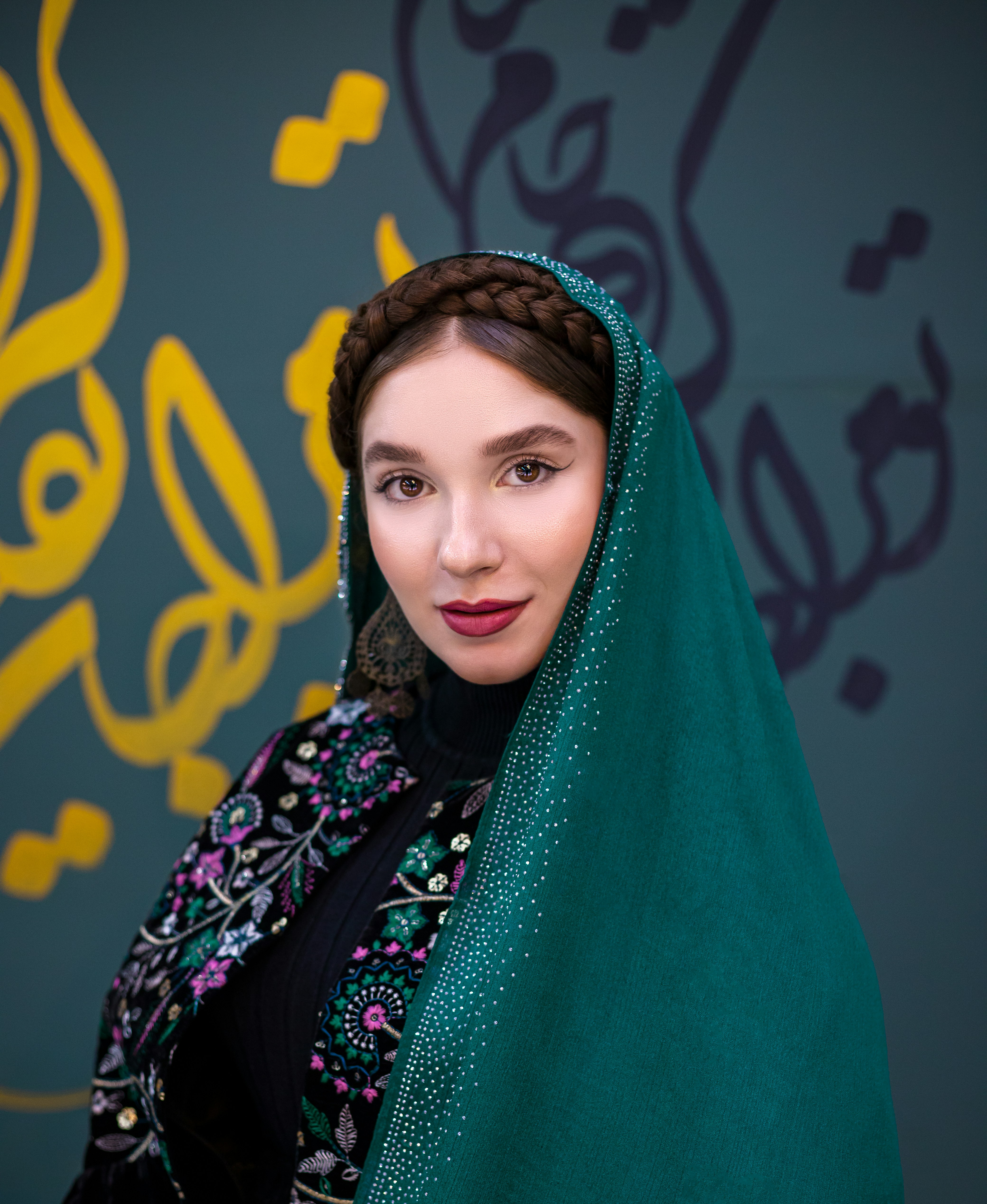 Seorang wanita berpose dengan pakaian tradisional.
