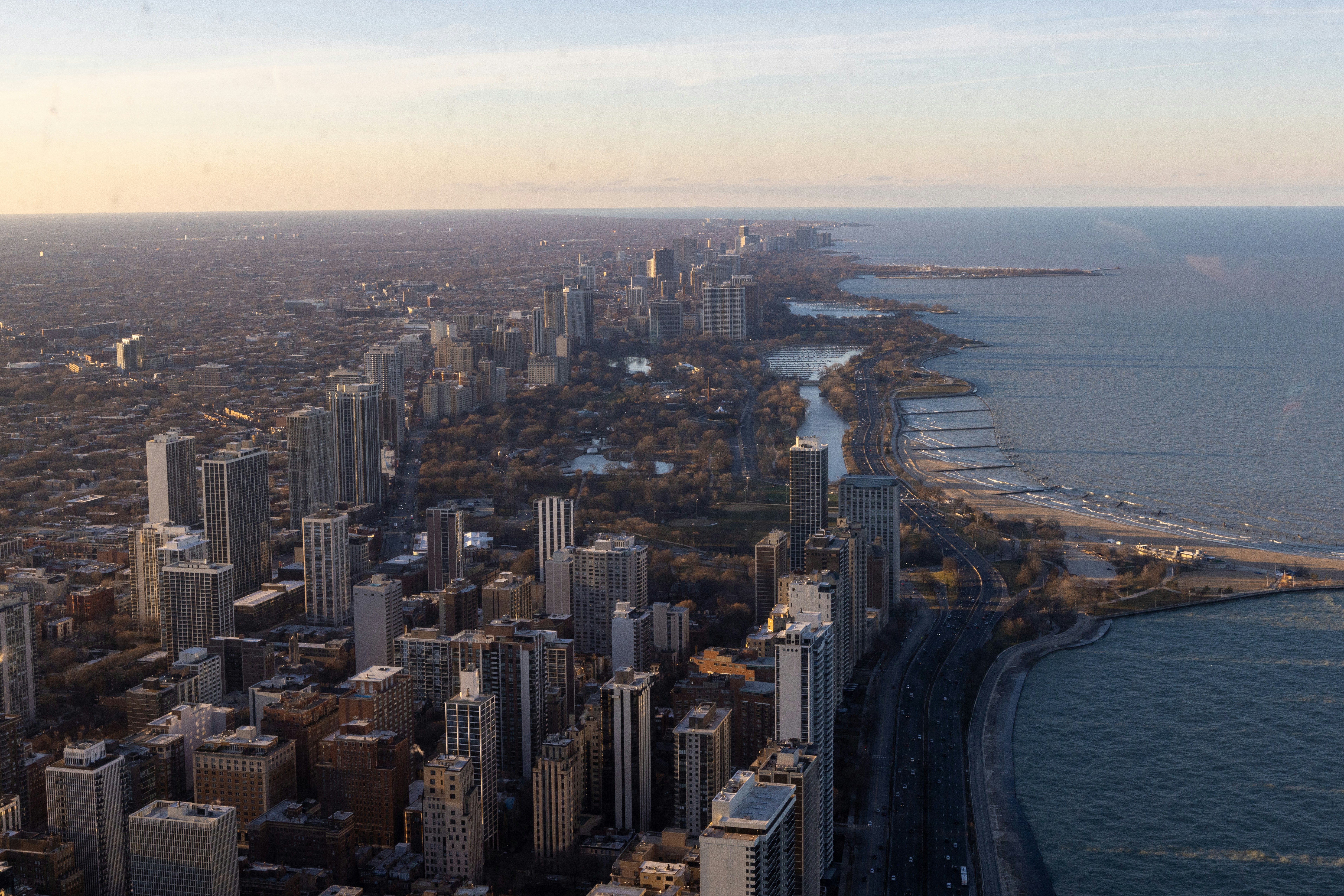 Map highlighting Chicago's luxury neighborhoods - chicago luxury apartment buildings