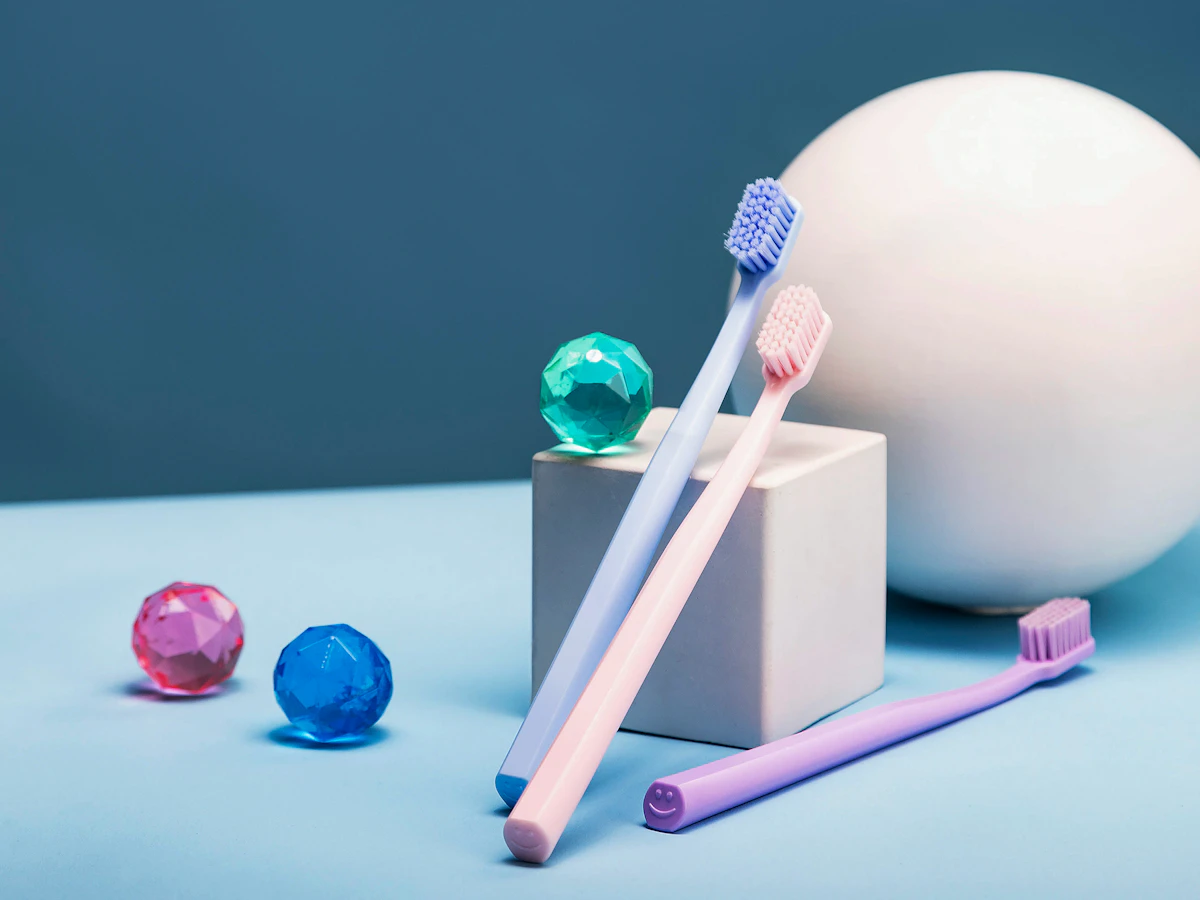 İllüstratif görsel: Toothbrushes and colorful decorative objects are displayed.