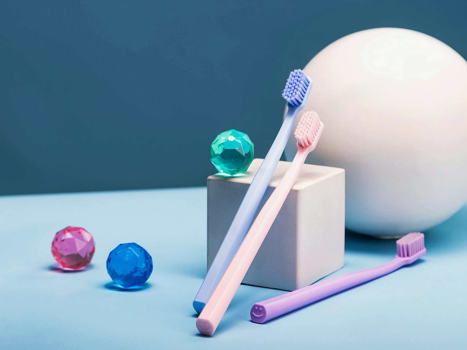 Toothbrushes and colorful decorative objects are displayed.
