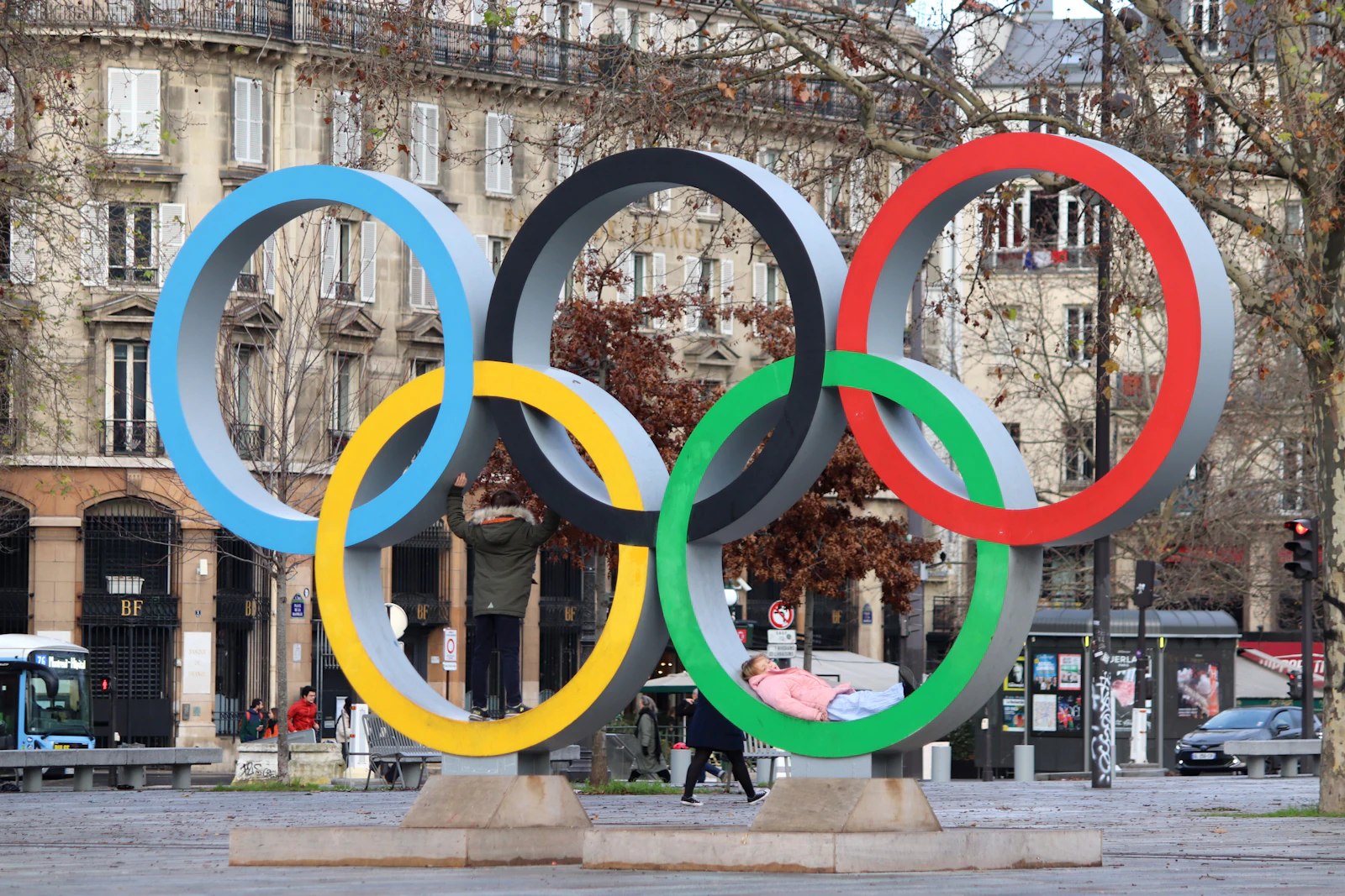 Anneaux olympiques sur une place (Paris 2024, image d'illustration)