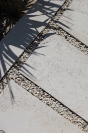 Каменна пътека с декоративен чакъл и меки сенки от листа — представя Hedgie Wilder в Пловдив