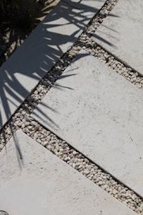 Каменна пътека с декоративен чакъл и меки сенки от листа — представя Hedgie Wilder в Пловдив