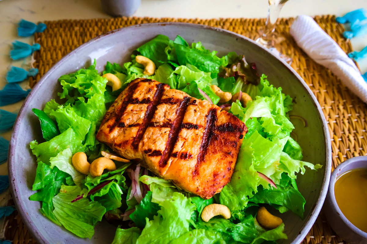 Salada com salmão grelhado