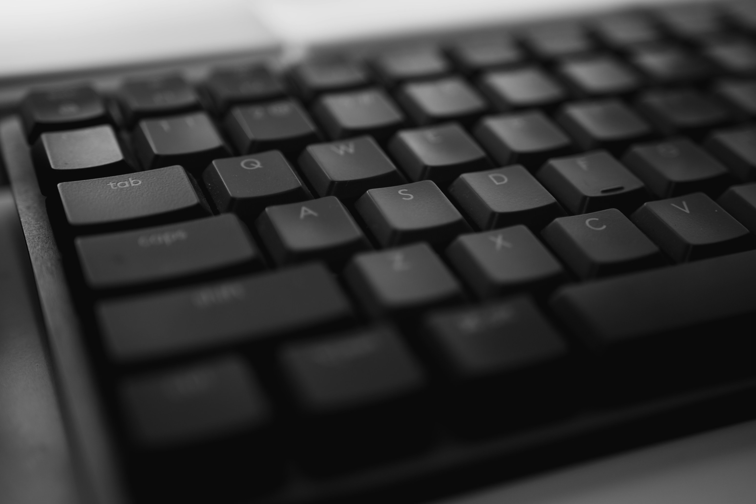 Tastaturtasten in Graustufen.