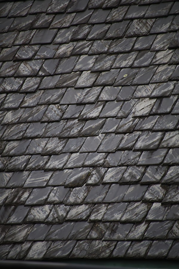 Toiture avec effet perlant après application d'un traitement hydrofuge en Bretagne