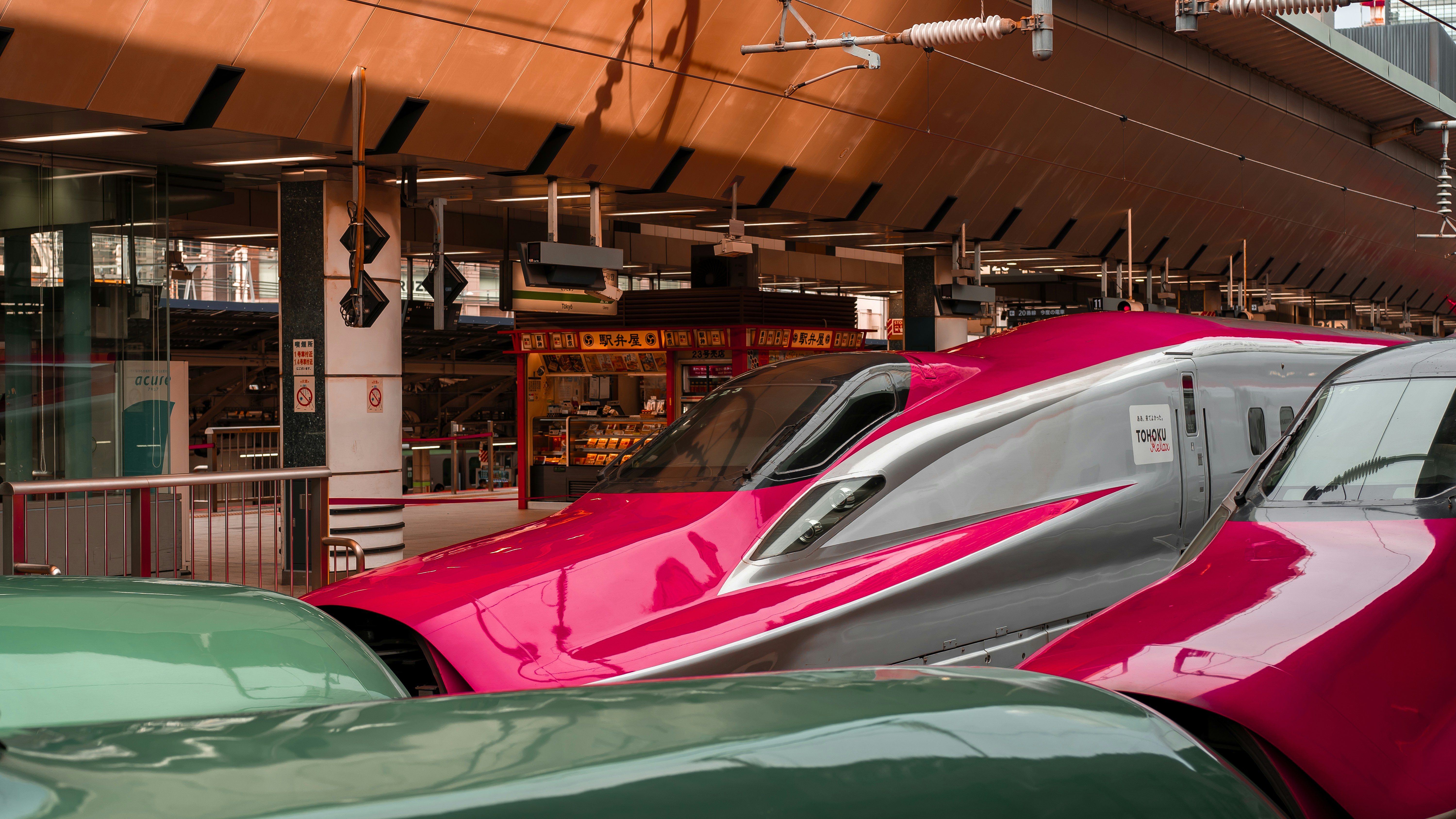 Am Bahnhof wartet ein Hochgeschwindigkeitszug.