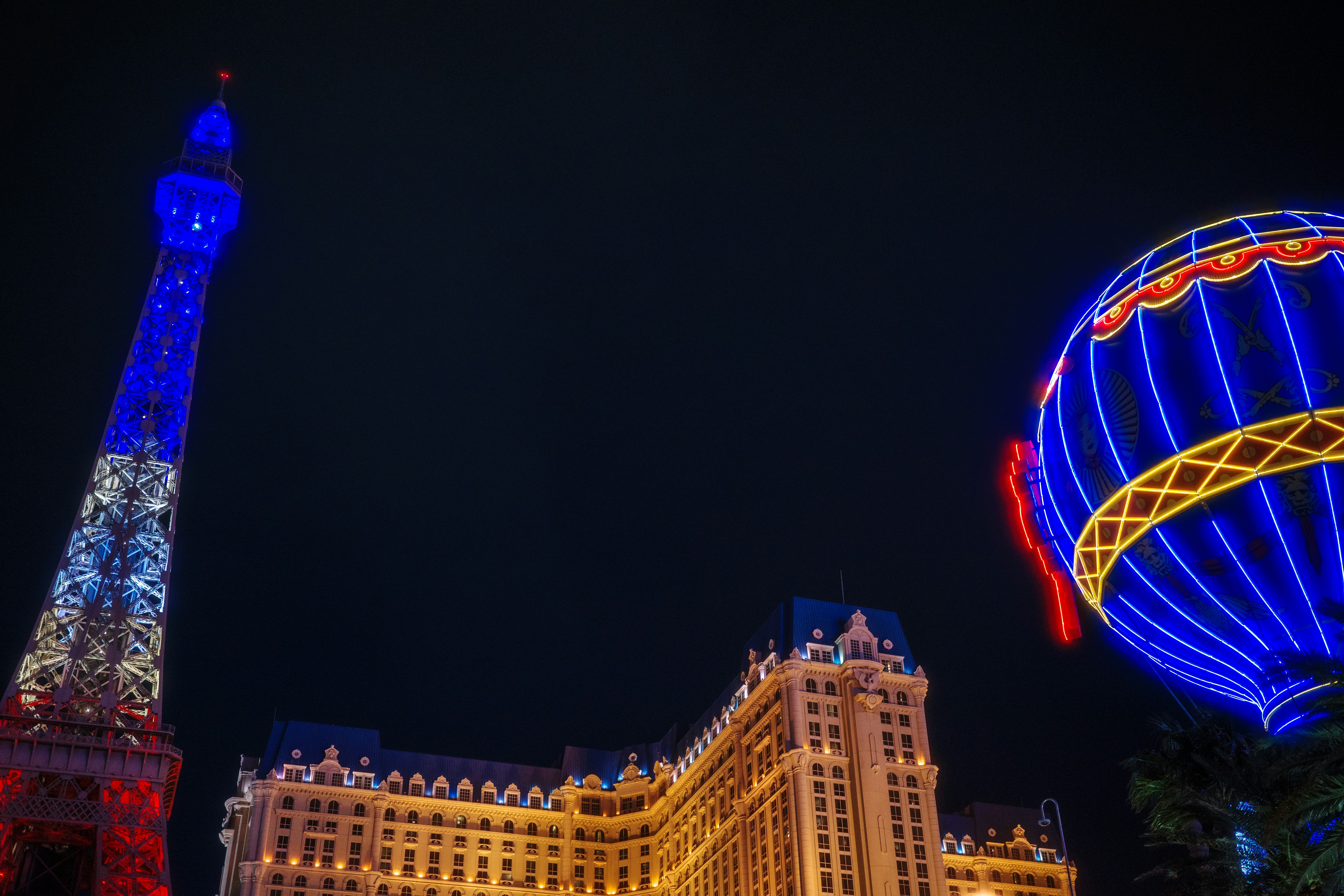 Las vegas paris hotel at night.