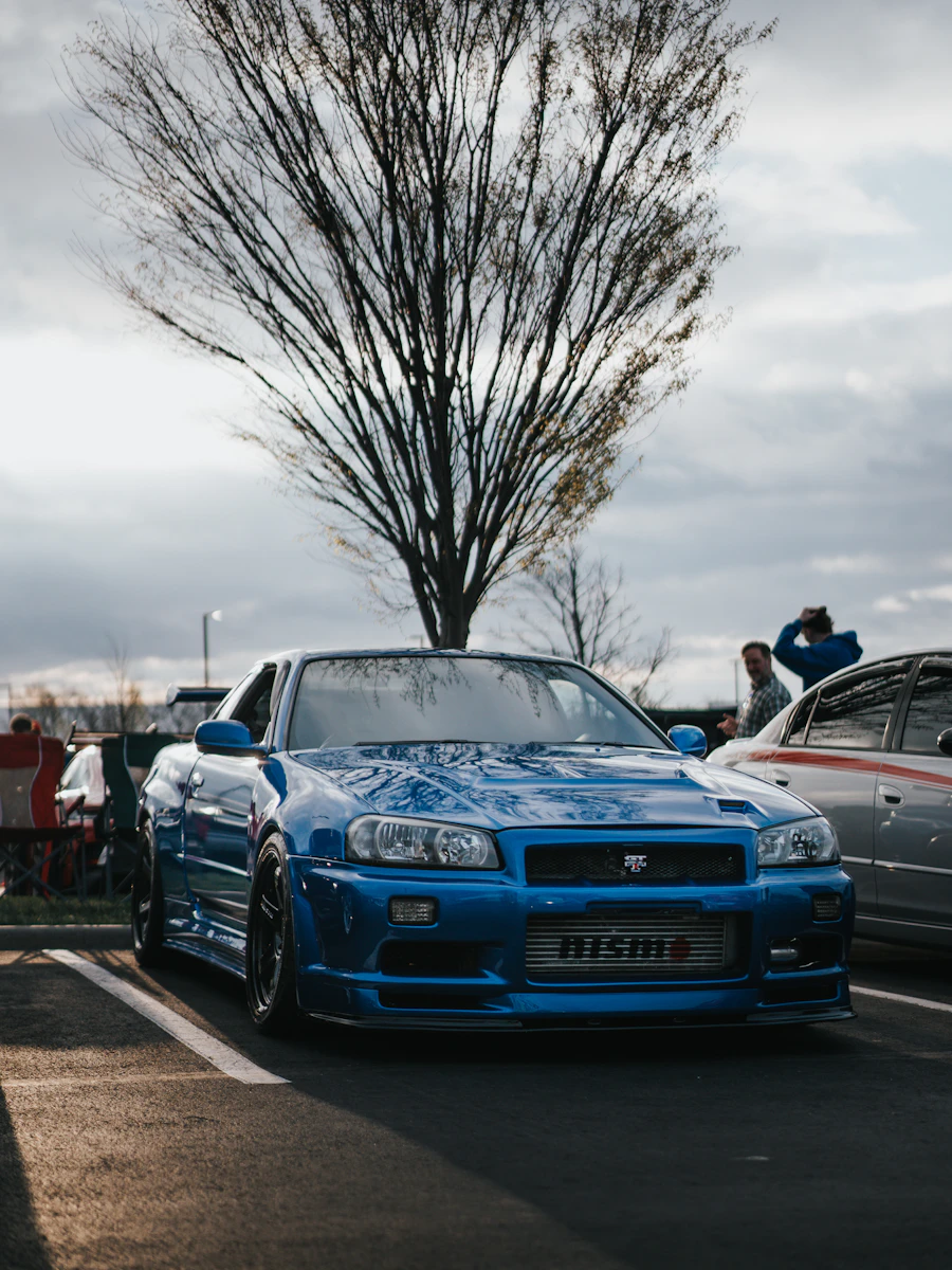 青いR34スカイラインGT-Rが停車している様子
