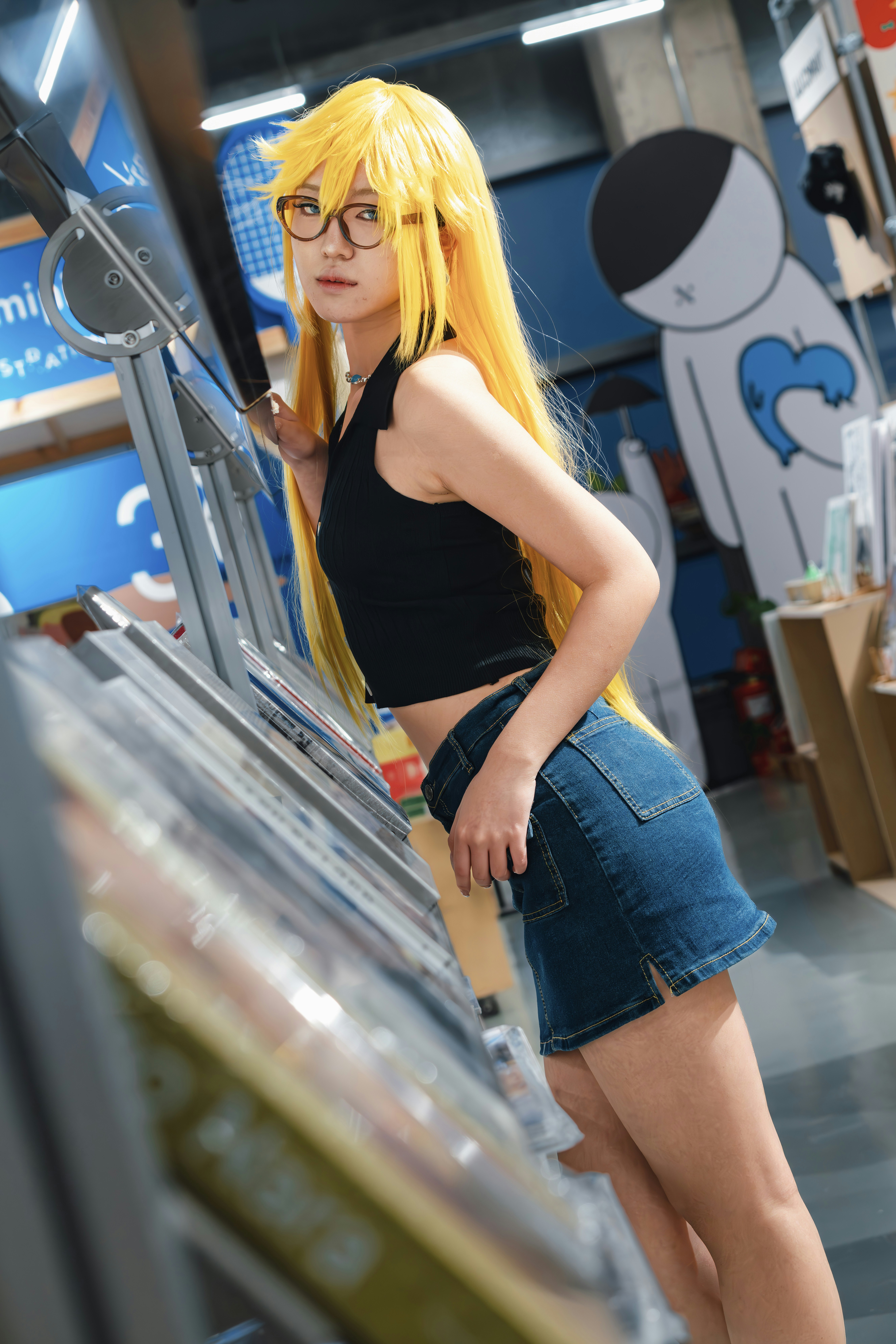 Seorang wanita cosplay sebagai karakter di sebuah toko.