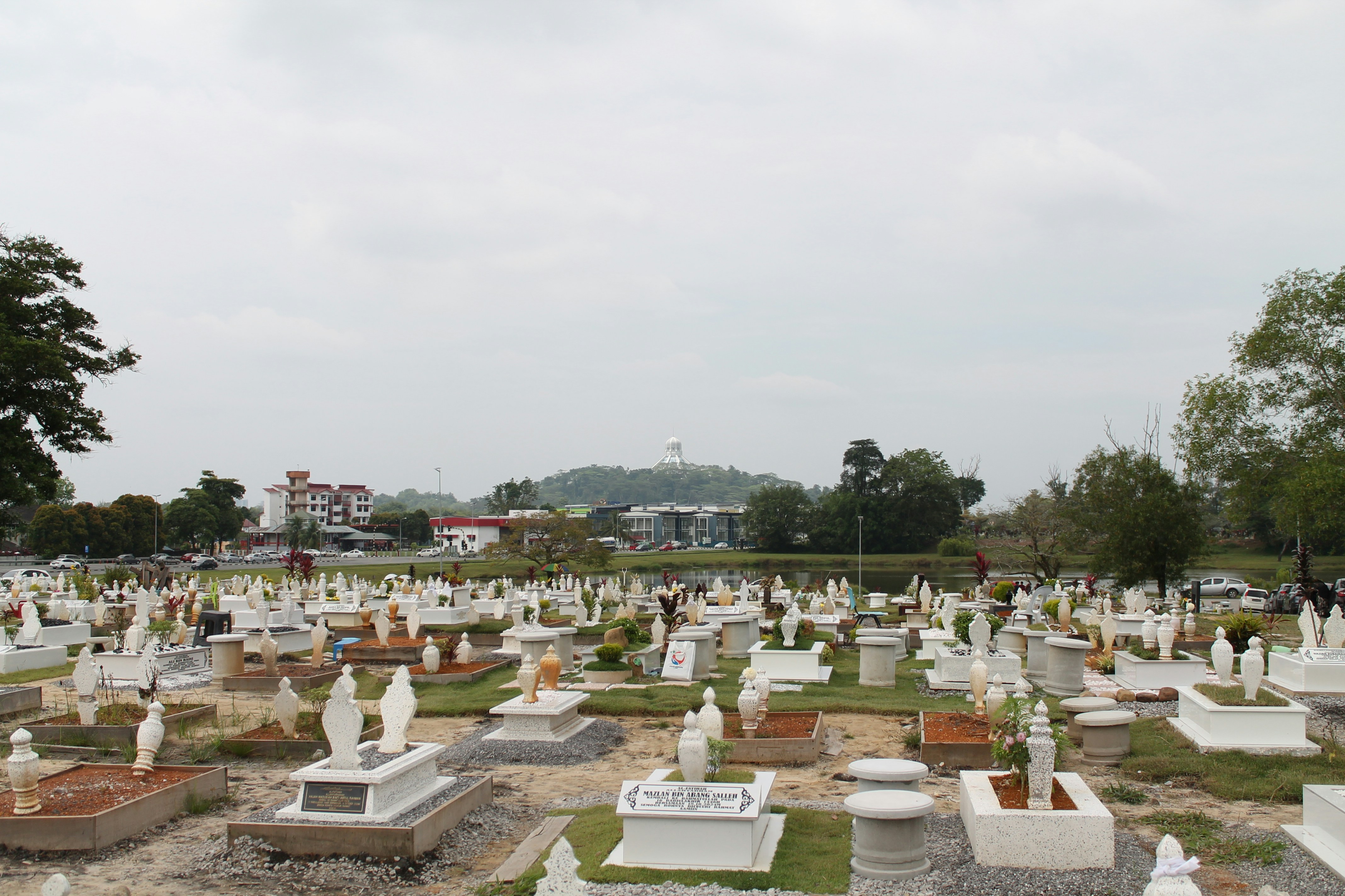 Ein Friedhof mit vielen weißen Grabsteinen.