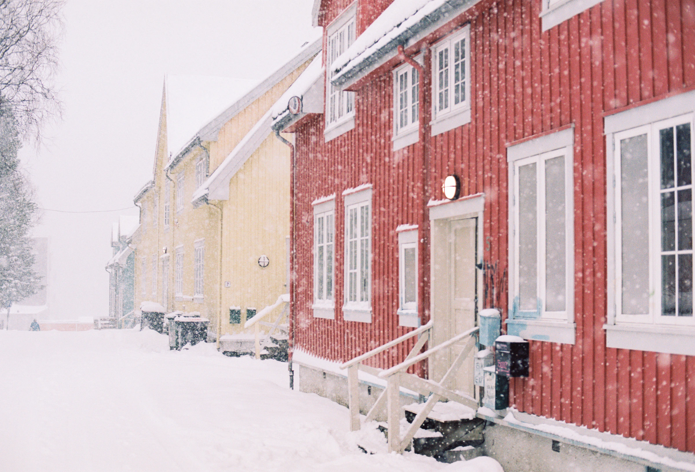 Rumah kayu warna-warni khas Arktik di Tromso.