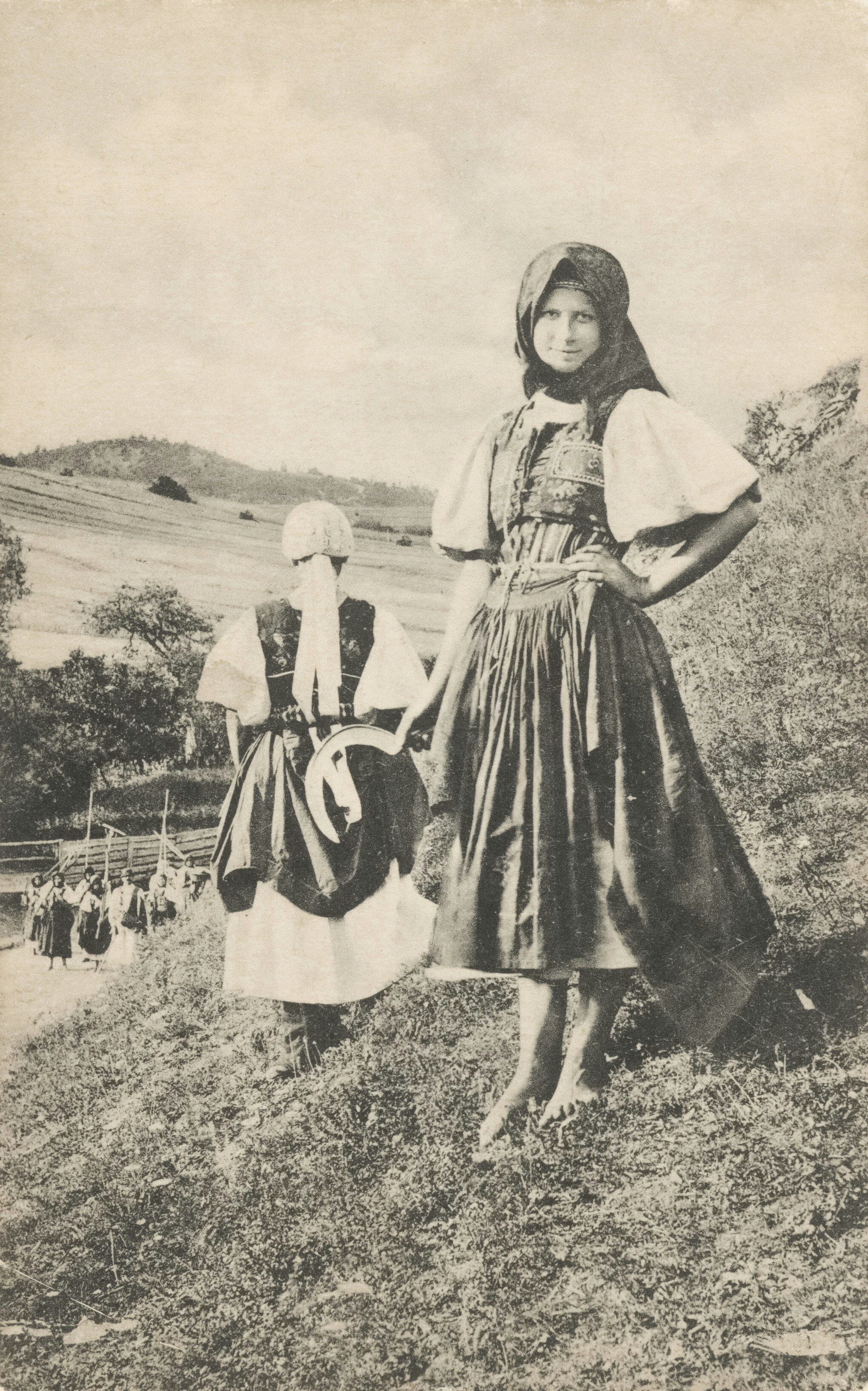 photo-1743348230477-4705e9baa20e?ixid=M3wxMjA3fDB8MXxzZWFyY2h8MTB8fGhpc3RvcmljYWxseSUyMGFjY3VyYXRlJTIwZ2FlbGljJTIwdHJhZGl0aW9uYWwlMjBzY290dGlzaCUyMGRyZXNzJTIwZmVtYWxlfGVufDB8fHx8MTc0NDEzNDM5OHww\u0026ixlib=rb-4.0.3