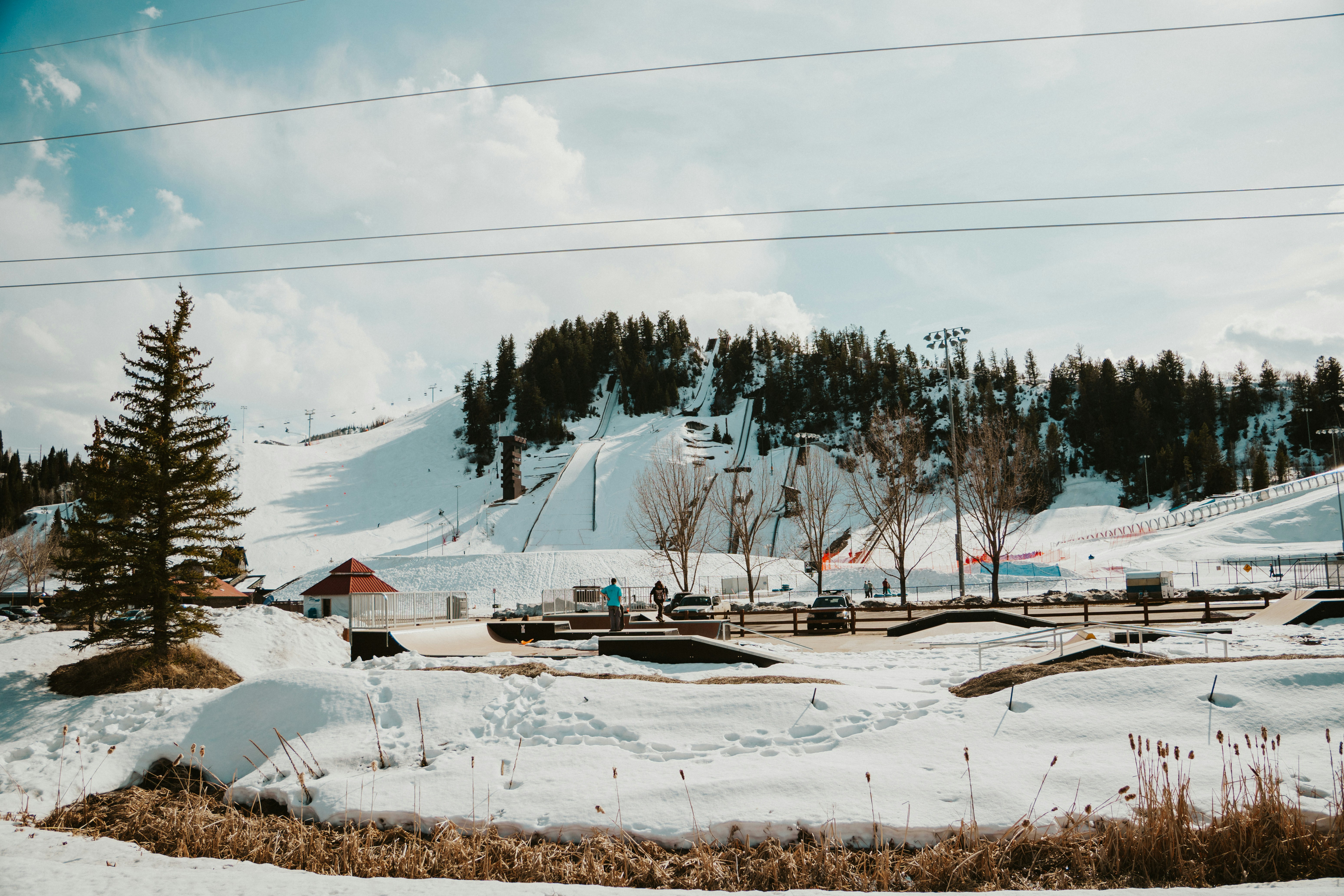 Снежная гора с горнолыжными склонами и подъёмником.