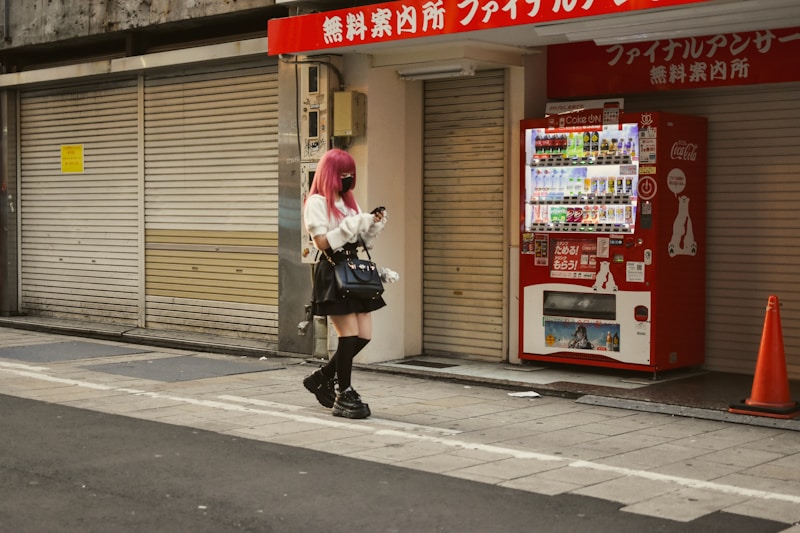 Passant devant distributeur Tokyo
