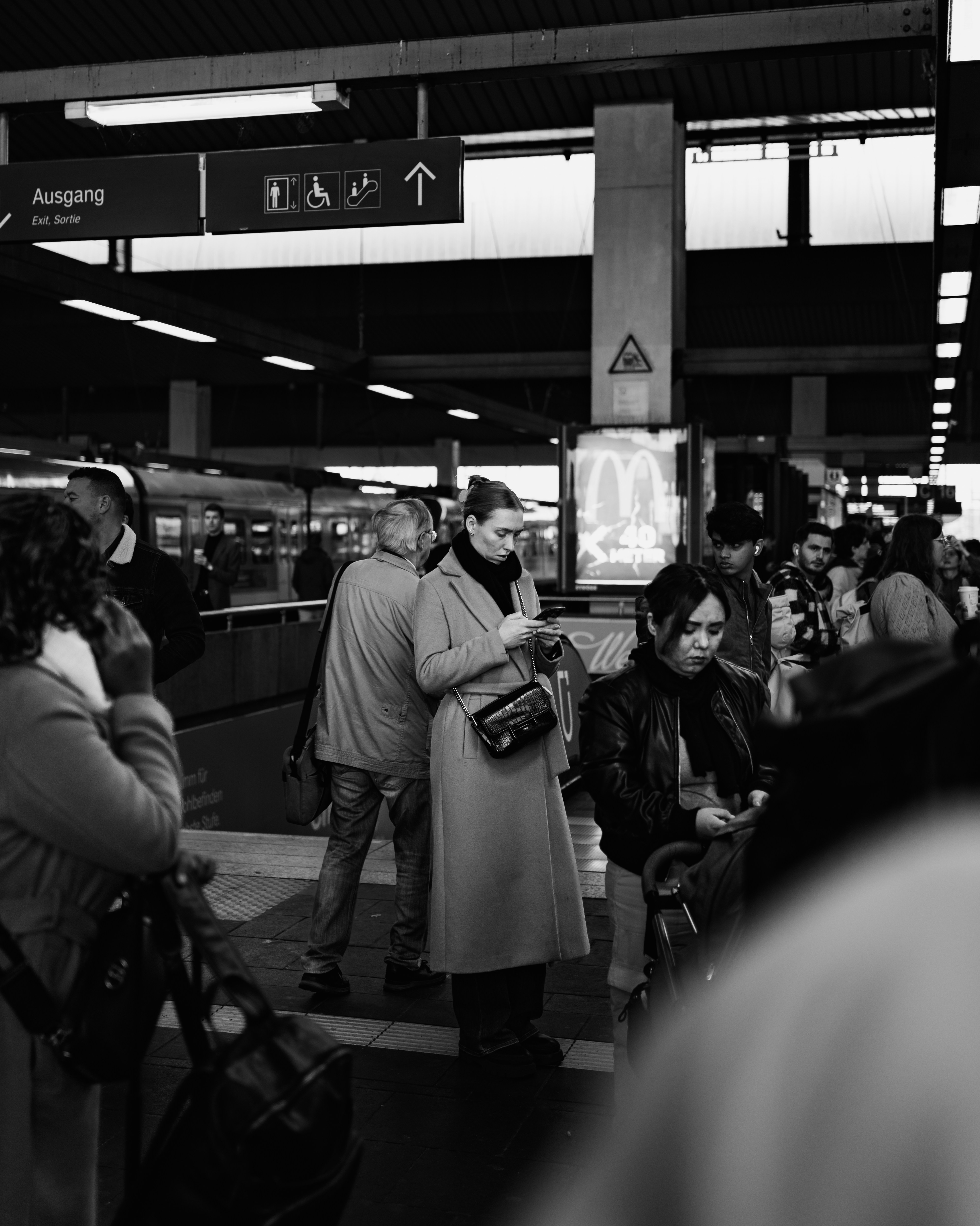 As pessoas estão esperando em uma estação de trem.