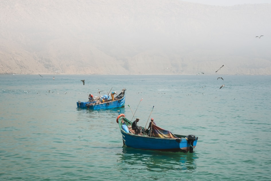 US Sinks 6 Iranian Boats in Hormuz While Trump Flies to Beijing: Oil Hits $107, Markets Slide
