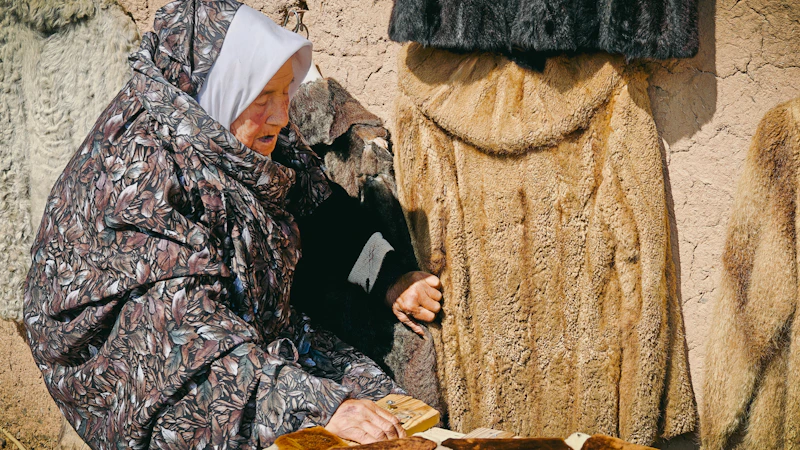 Pazarda alışveriş yapan kadın