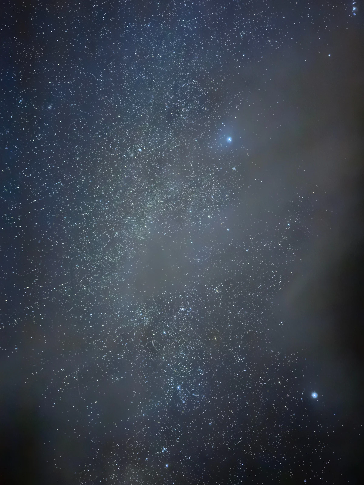 Sterne und Wolken am Nachthimmel als Symbol für Orientierung nach dem Aufwachen