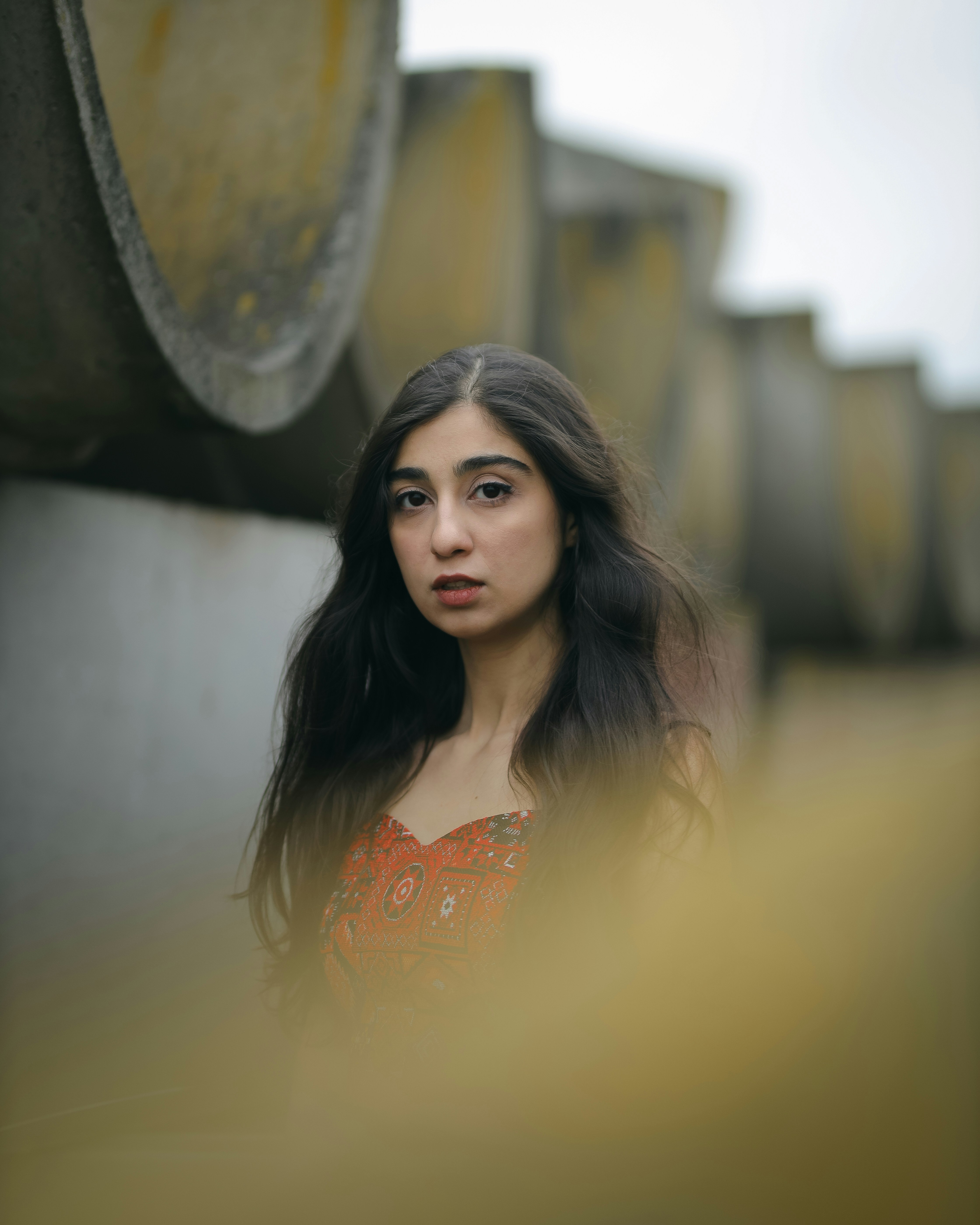 黒髪でポーズをとっている女性。