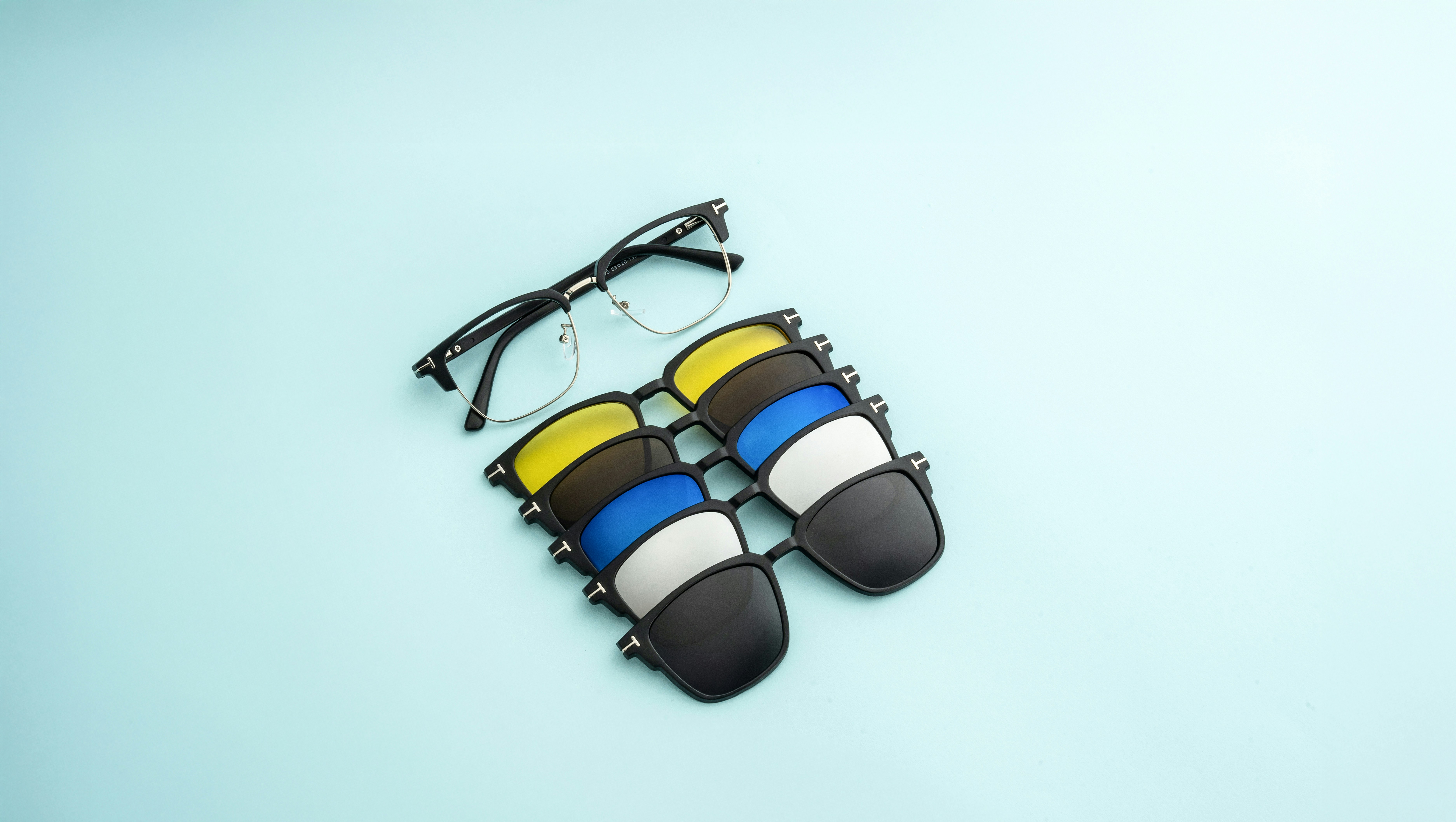 Brille mit magnetischen Gläsern in verschiedenen Farben.