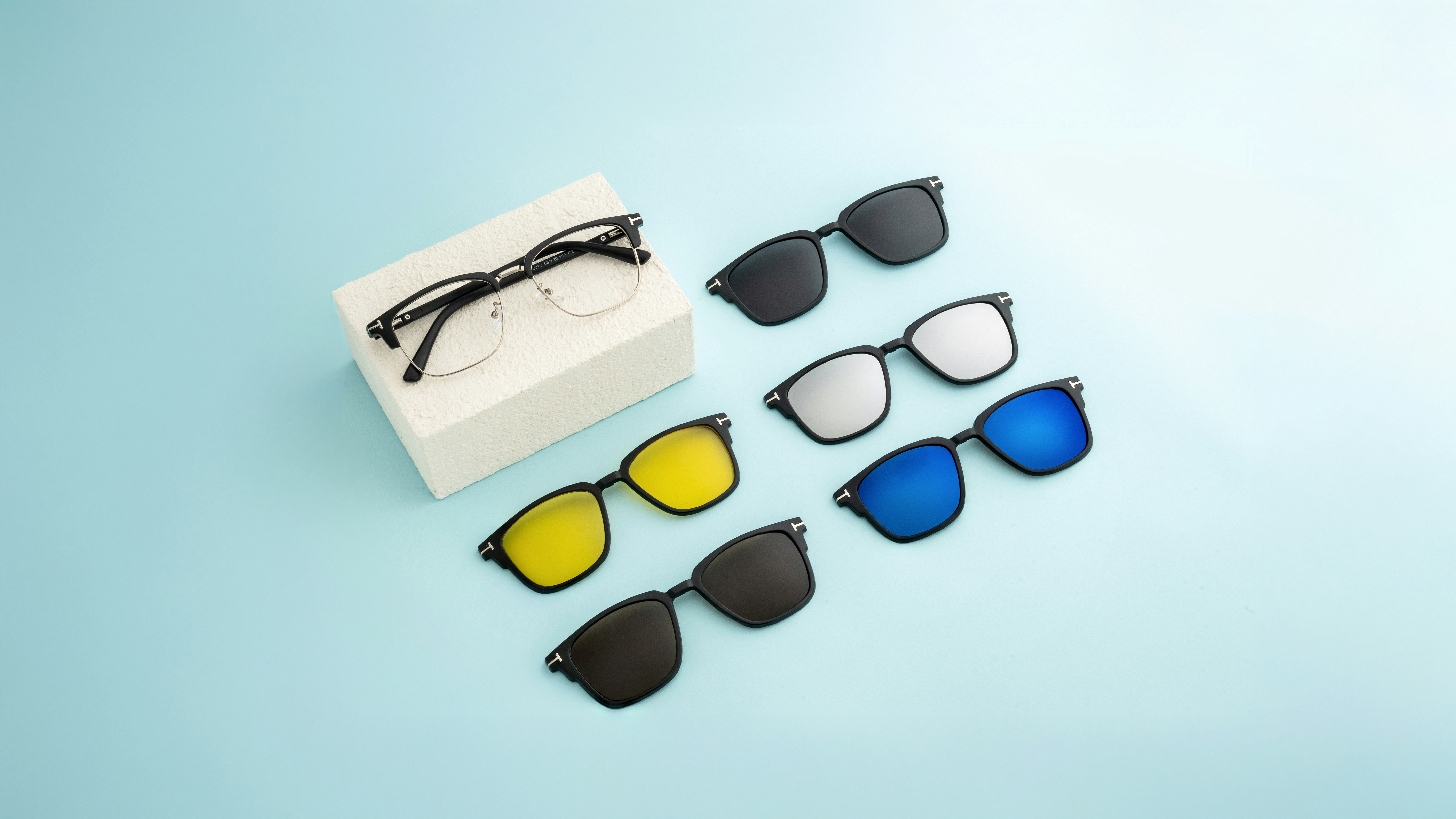 Ausgestellt werden Brillen mit magnetischen Sonnenbrillenaufsätzen.