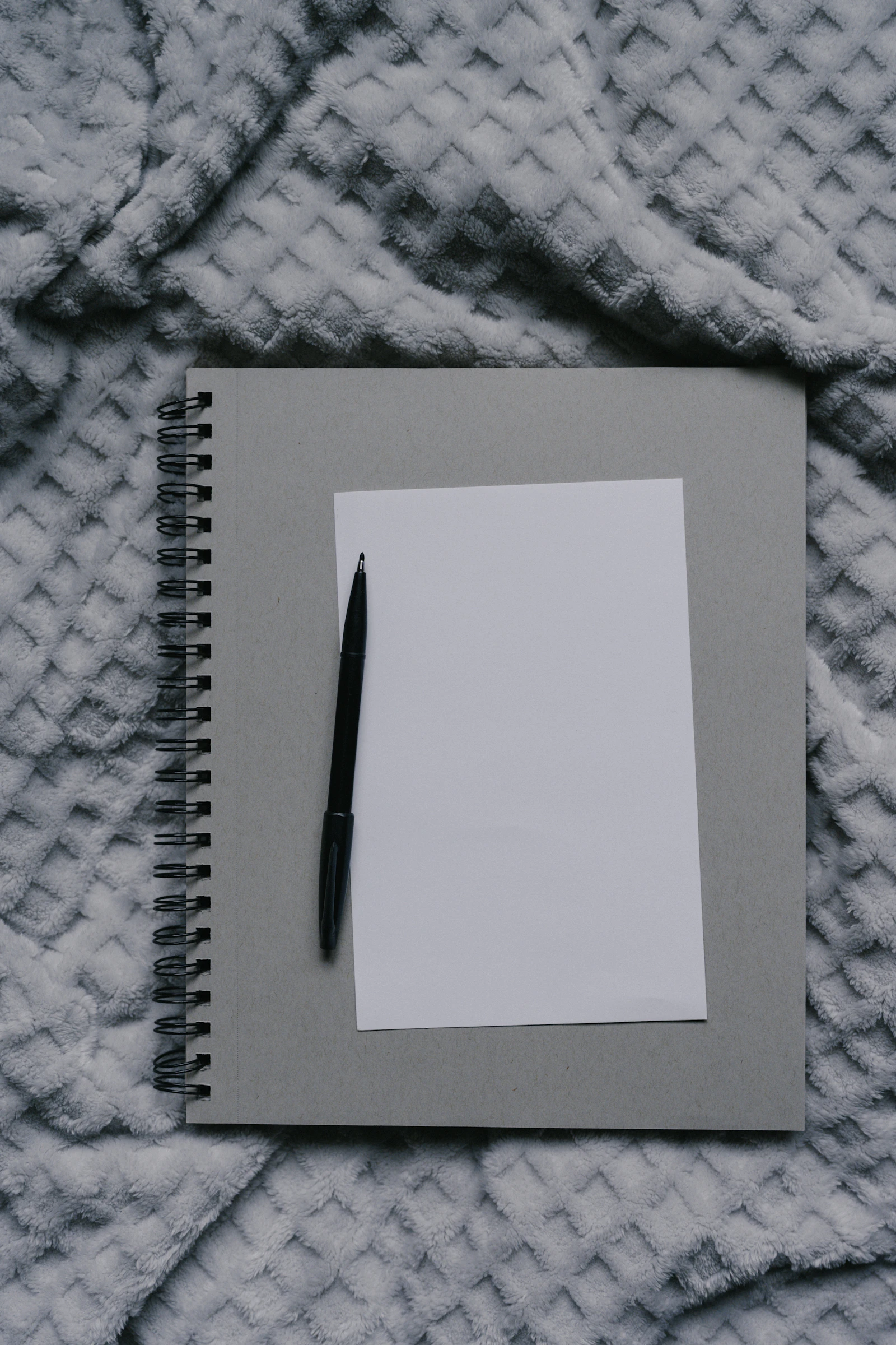 Notizbuch und Stift zum Festhalten von Triggern und passenden Gegenroutinen
