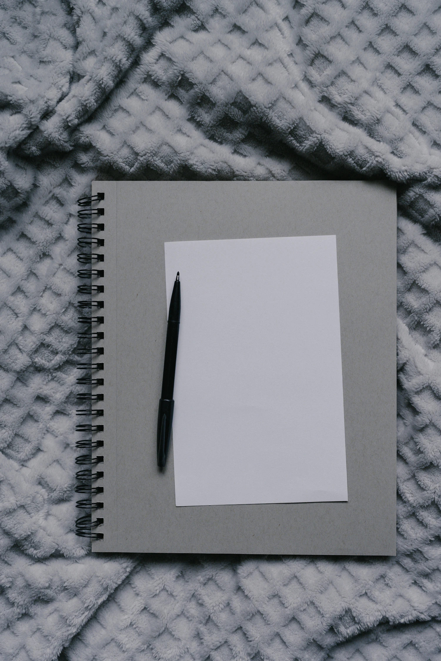 Notizbuch und Stift als Symbol für eine sachliche Rückfallanalyse