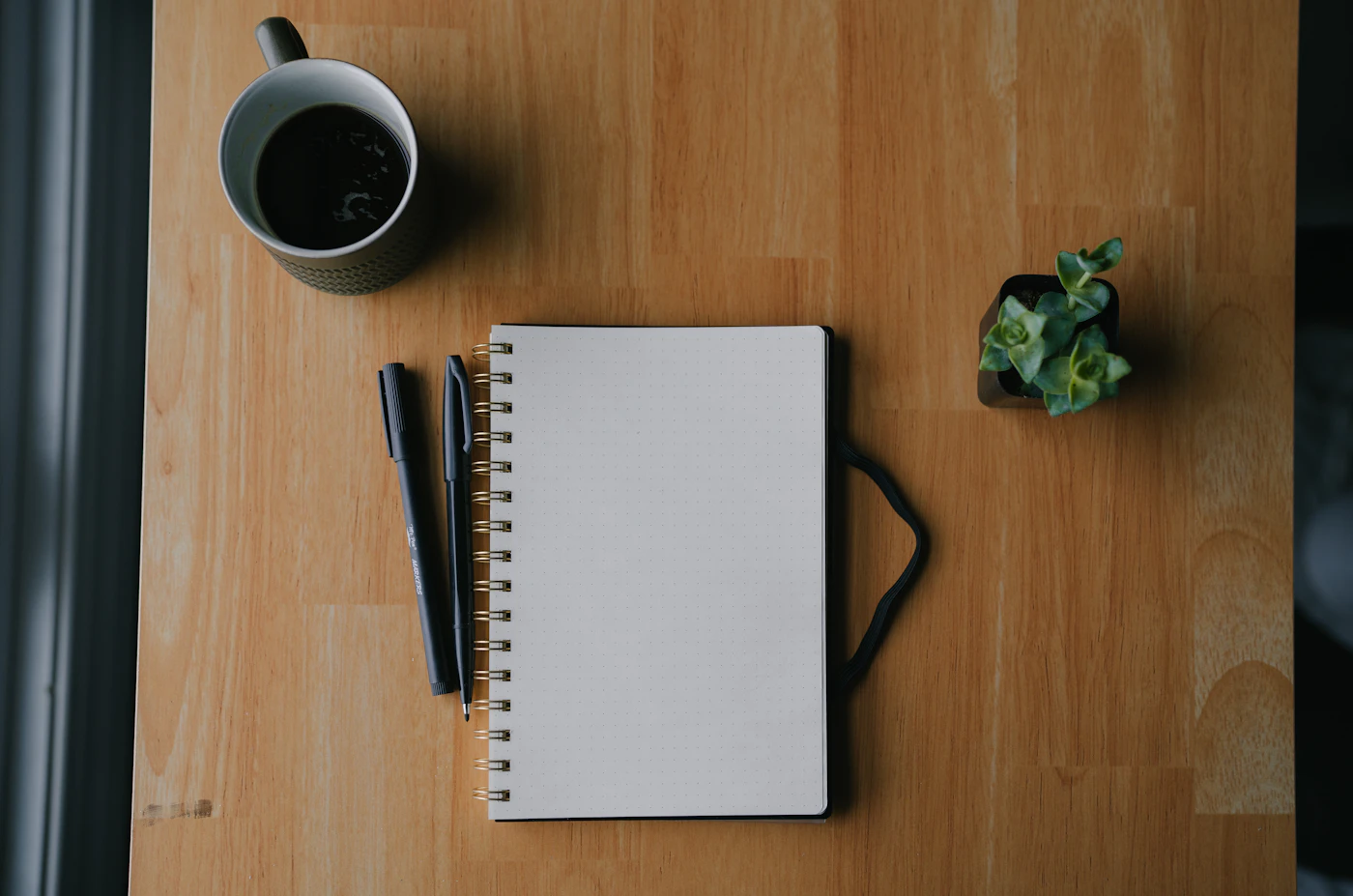 Notizbuch und Kaffee auf einem Tisch zur Vorbereitung des Rauchstopps