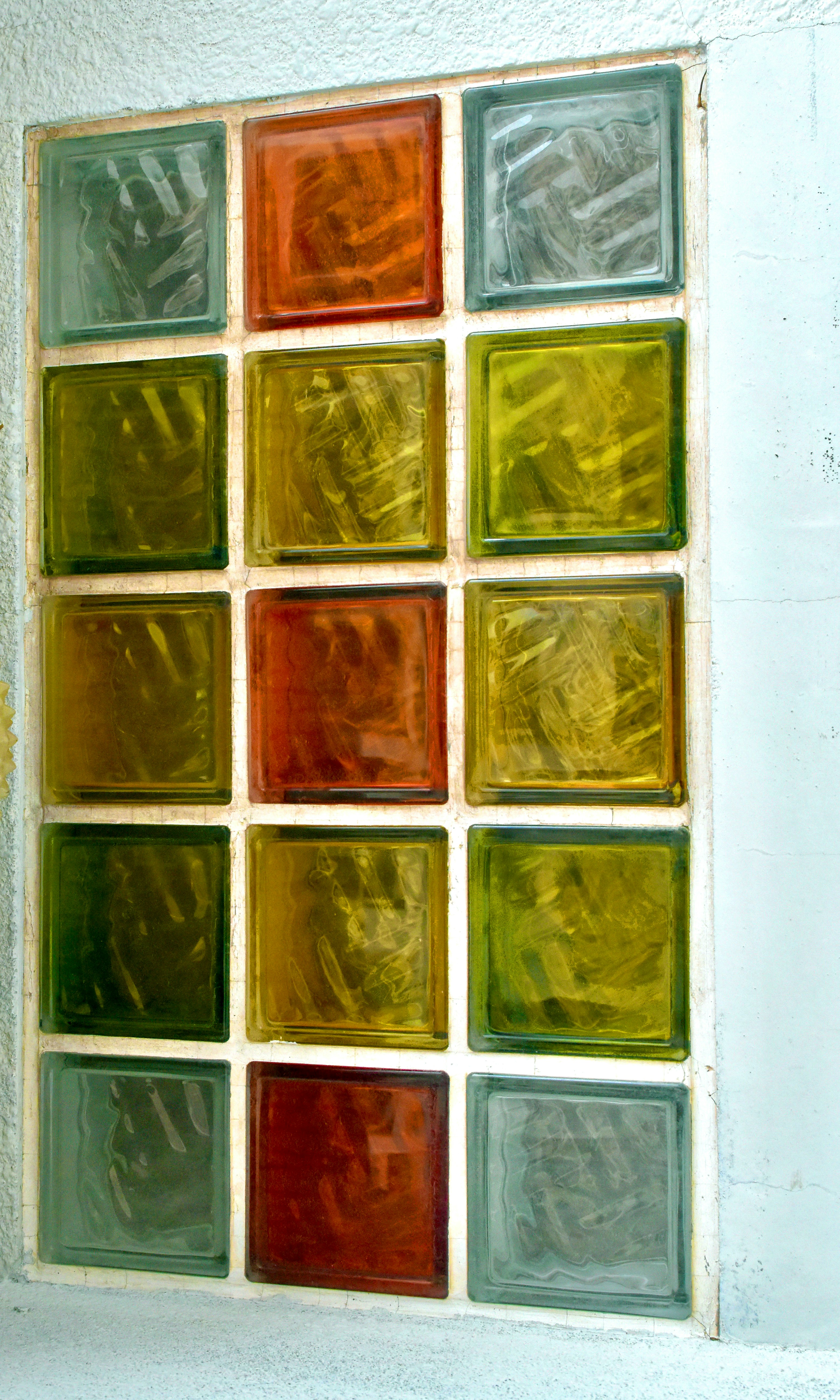 Los bloques de vidrio de colores crean una ventana decorativa.