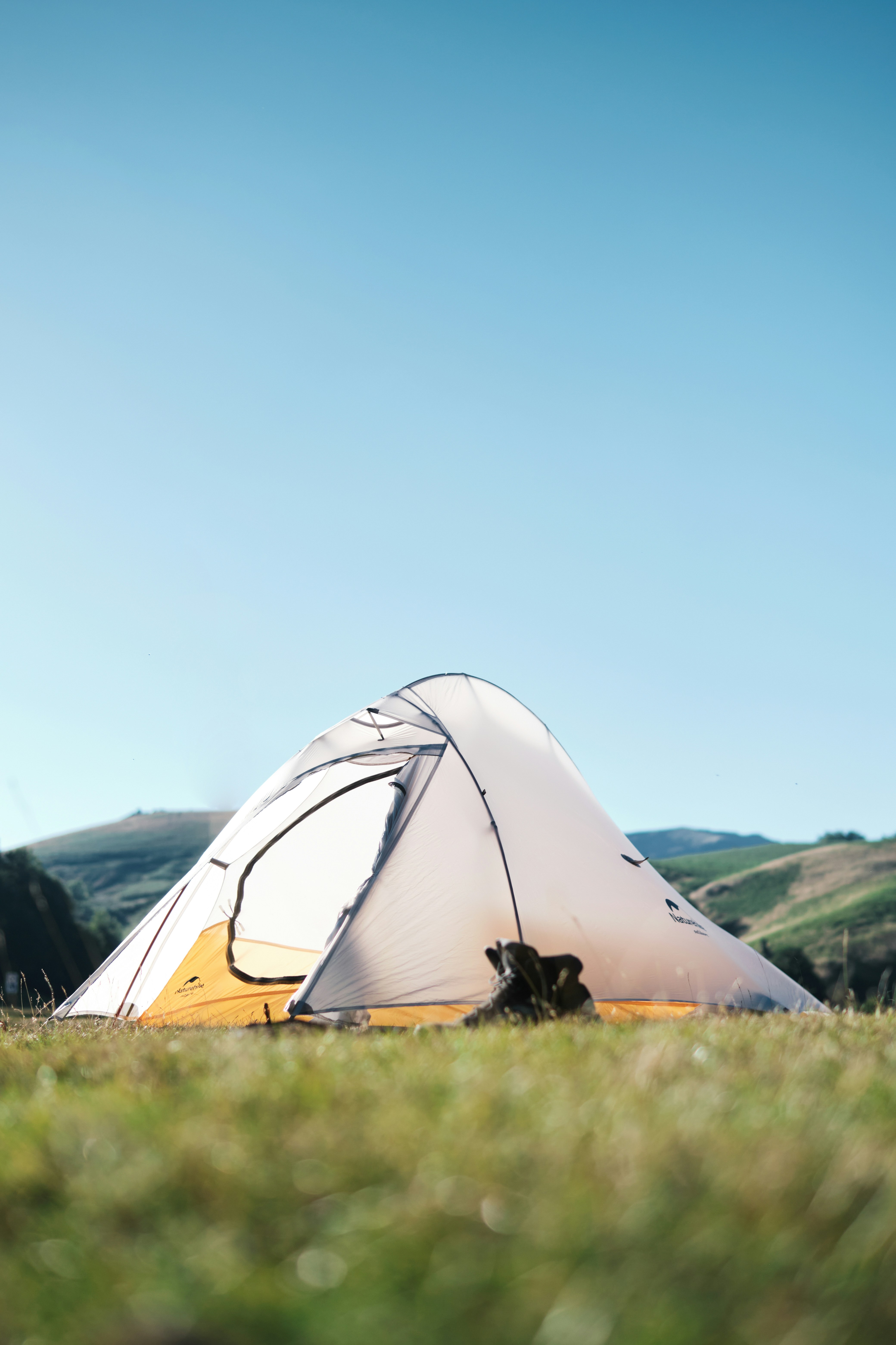 Se instala una tienda de campaña en un campo cubierto de hierba.