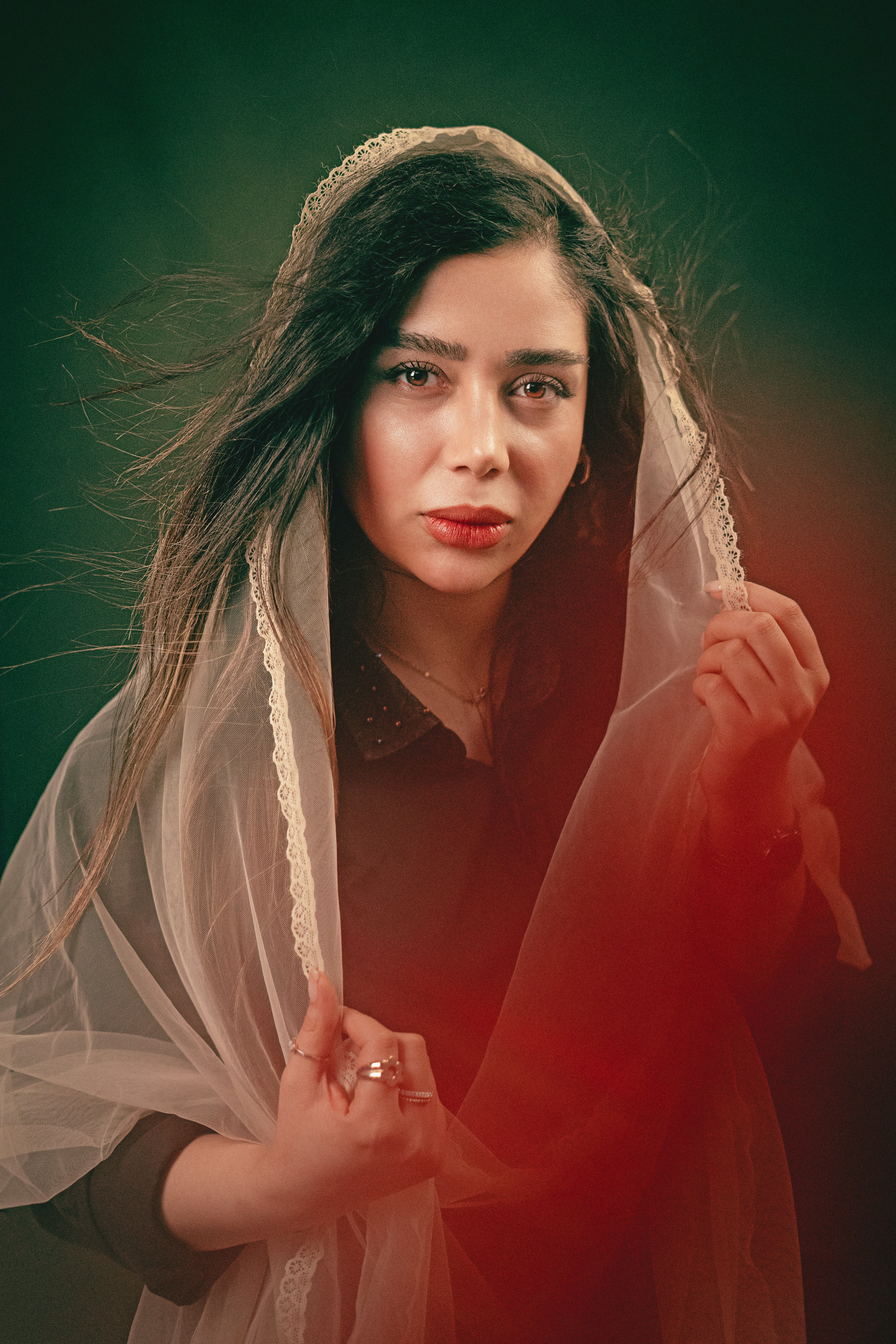 Seorang wanita berpose dengan kerudung.