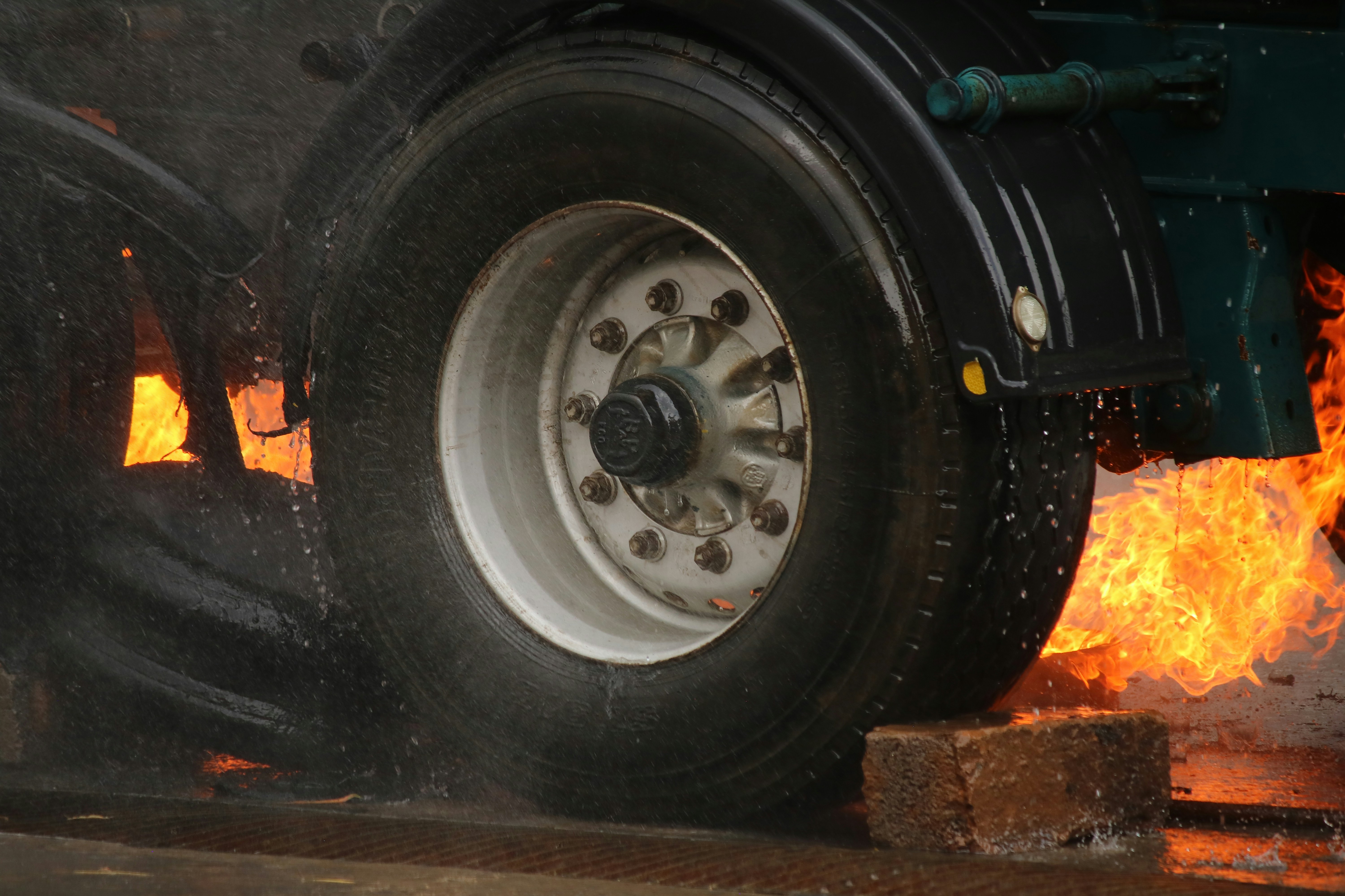 Veliki požar u skladištu guma u Svetoj Nedelji: poslani SMS‑ovi, dim vidljiv nad Zagrebom.