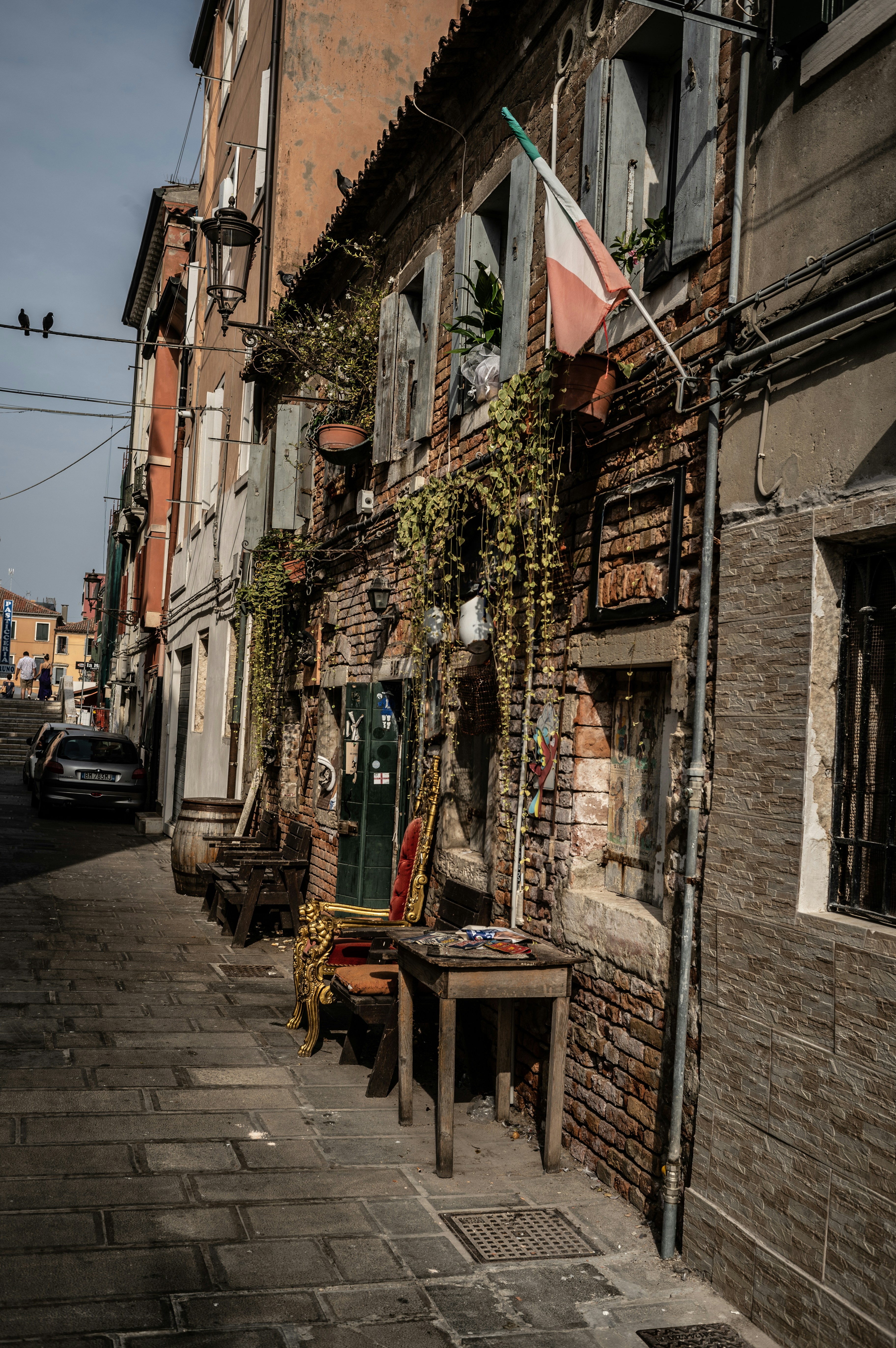 Una vecchia strada di Venezia con una bandiera.