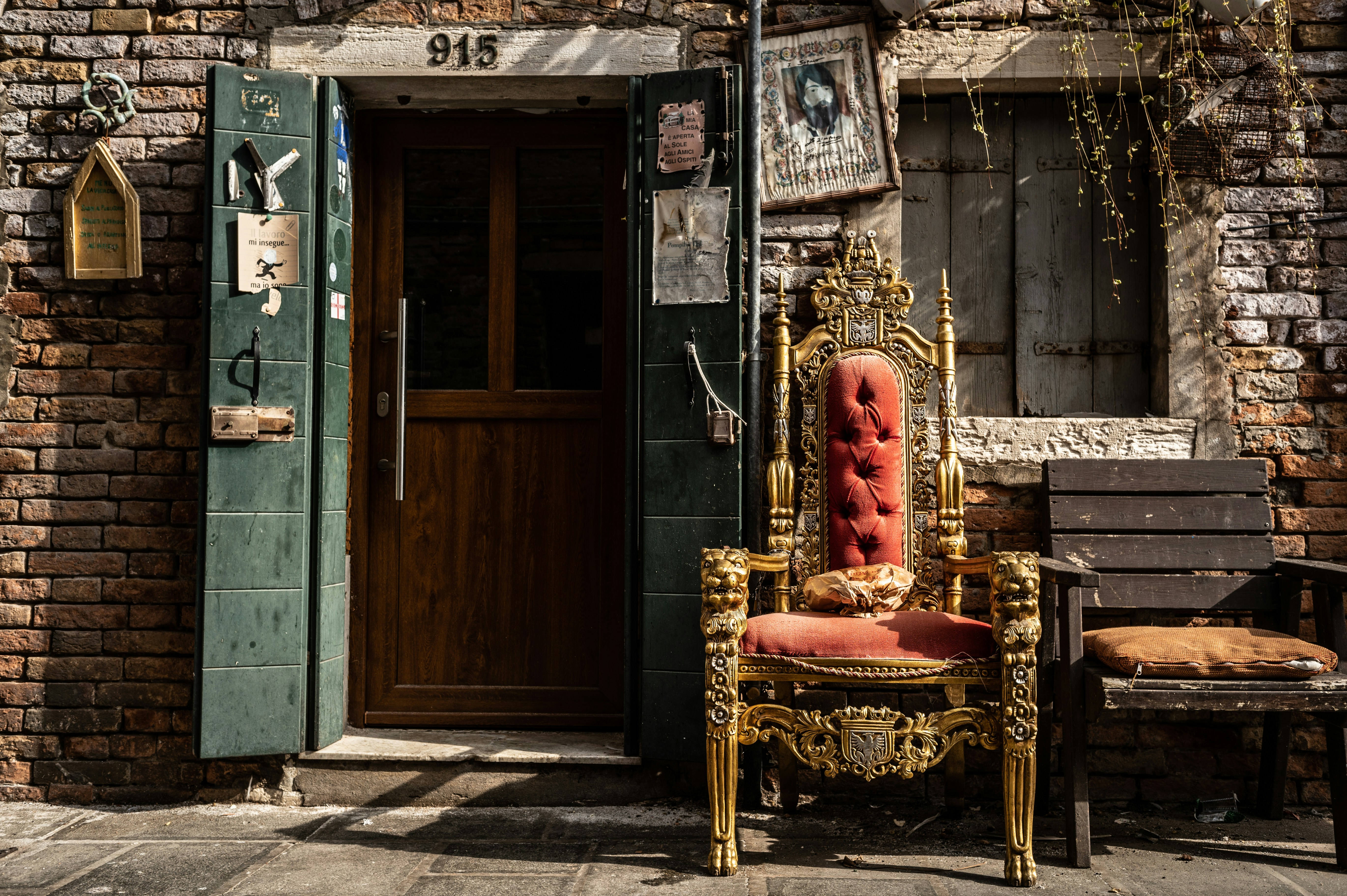 Una sedia decorata si trova all'esterno di un edificio esposto alle intemperie.