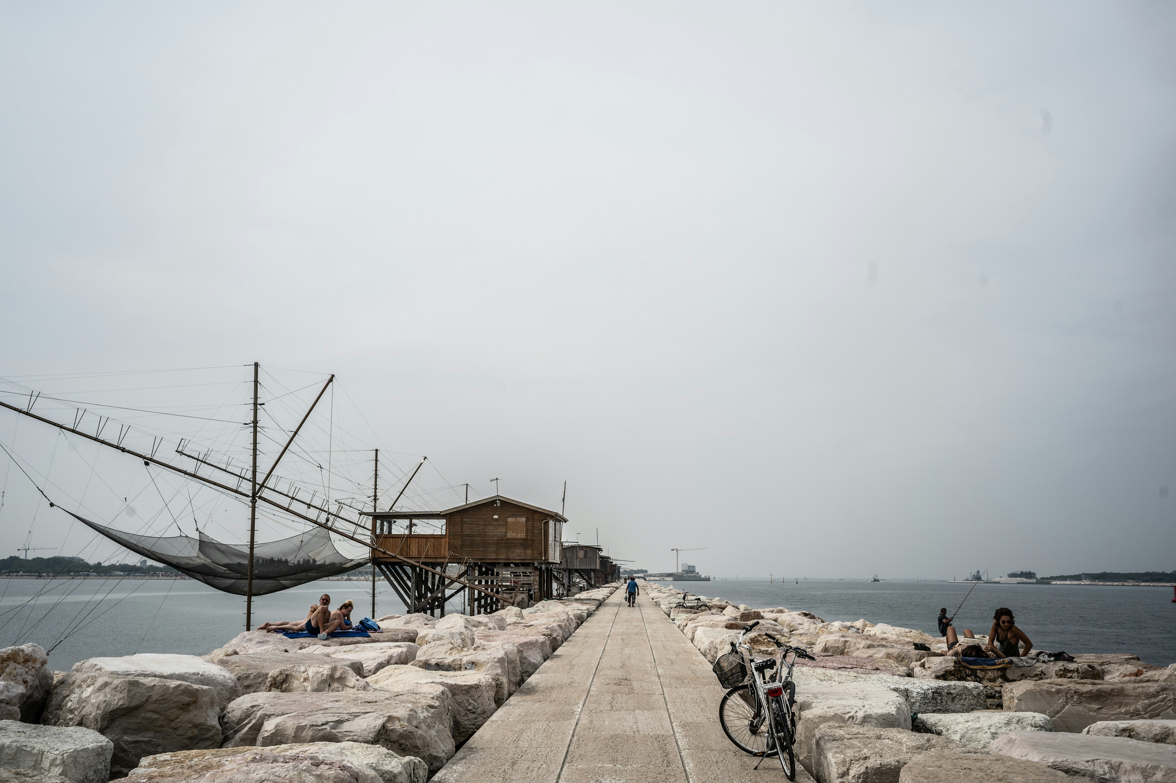 Un molo con attrezzature da pesca e un cielo nuvoloso.