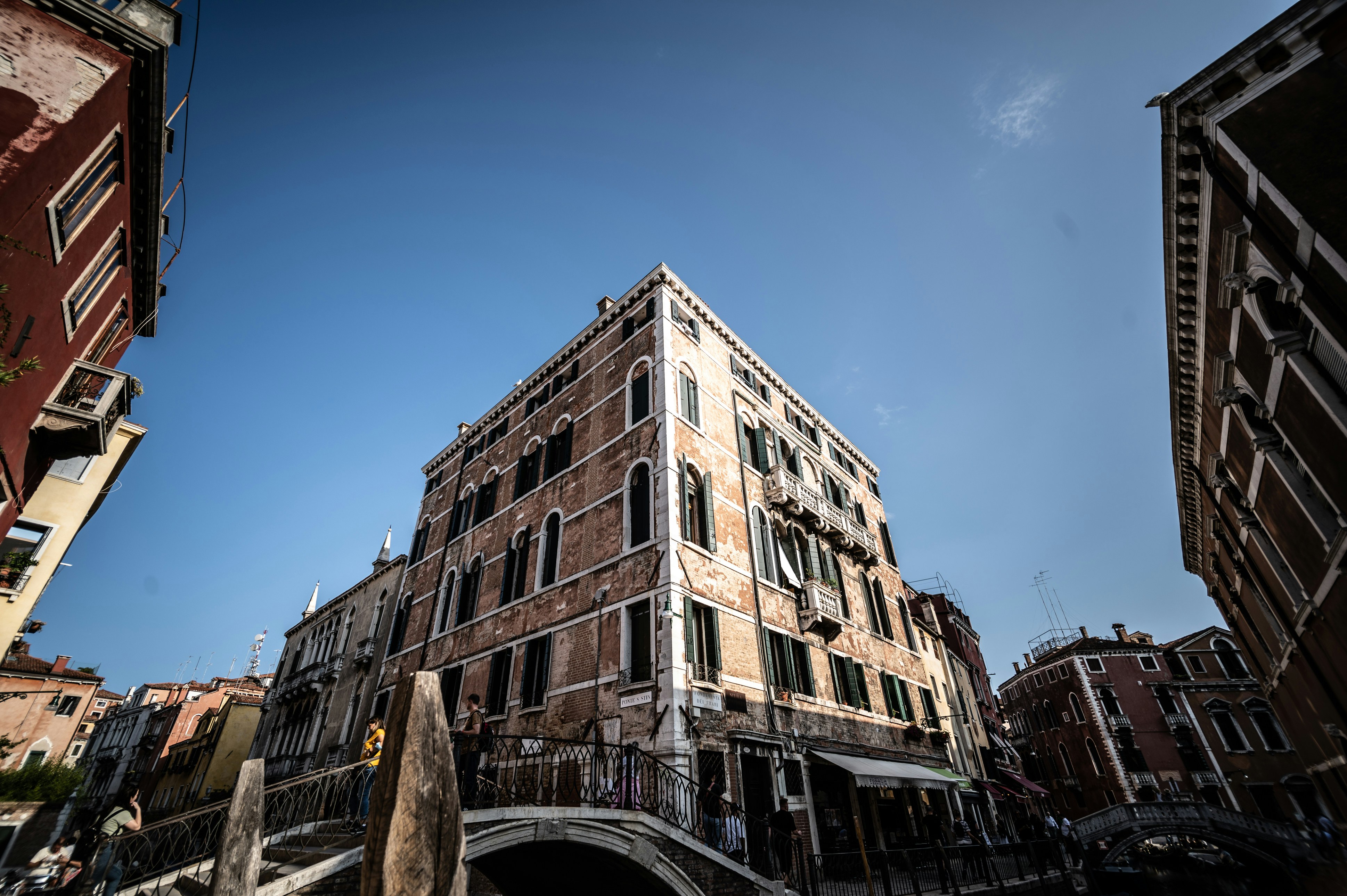 Gli edifici fiancheggiano un canale sotto un cielo azzurro e limpido.