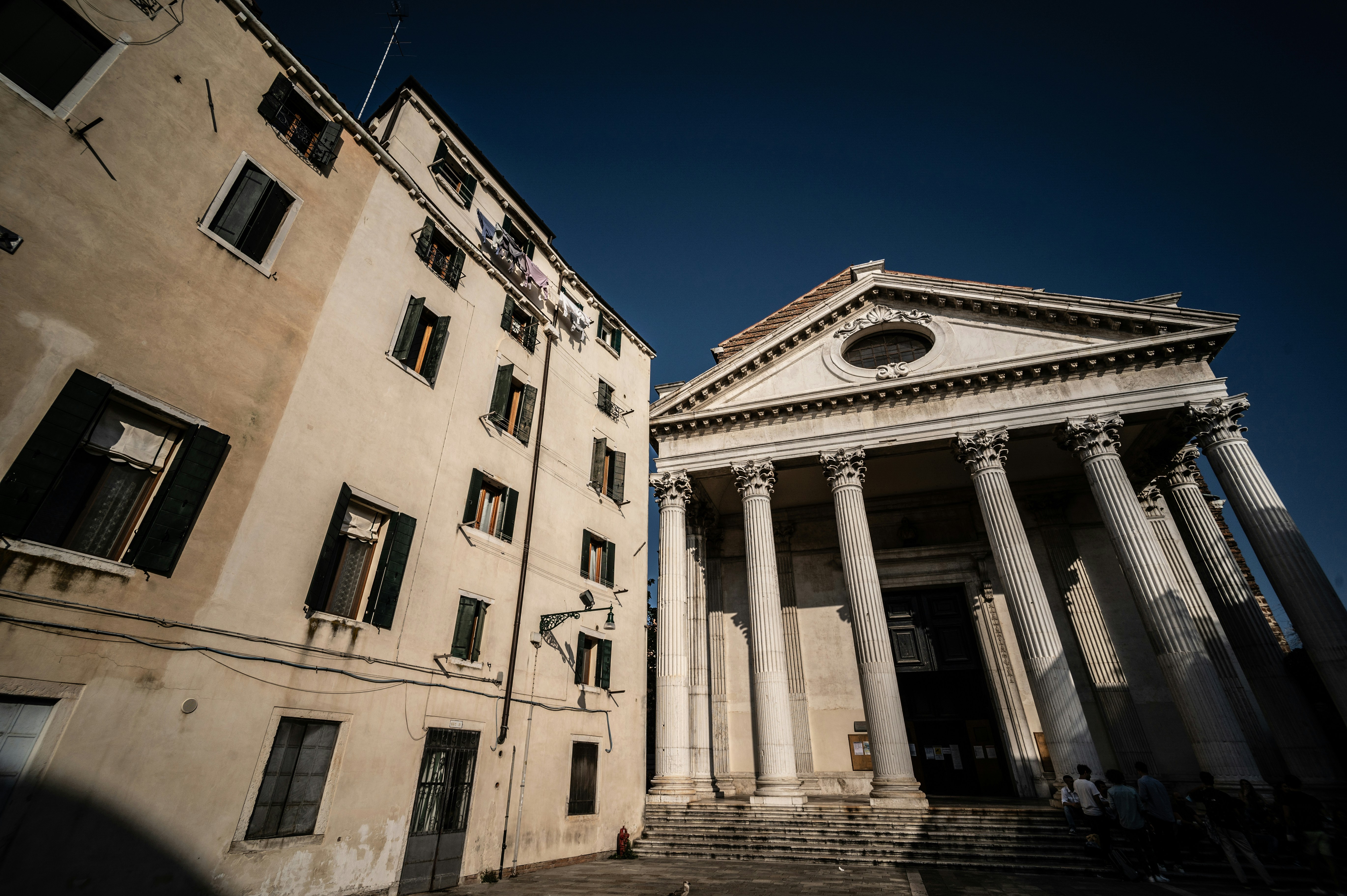 Gli edifici si ergono sotto un cielo limpido e blu.
