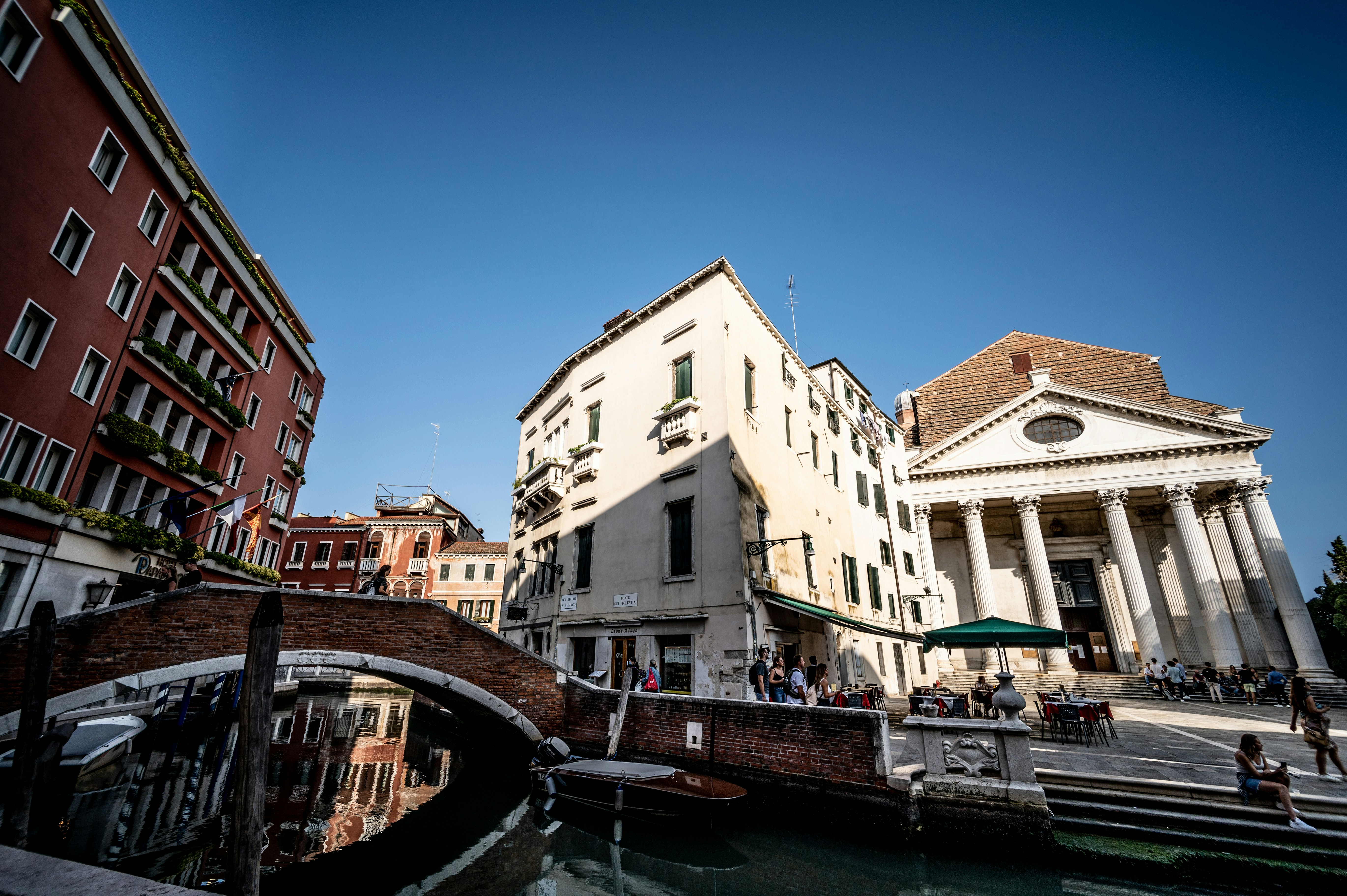 Canale di Venezia con palazzi storici al sole.