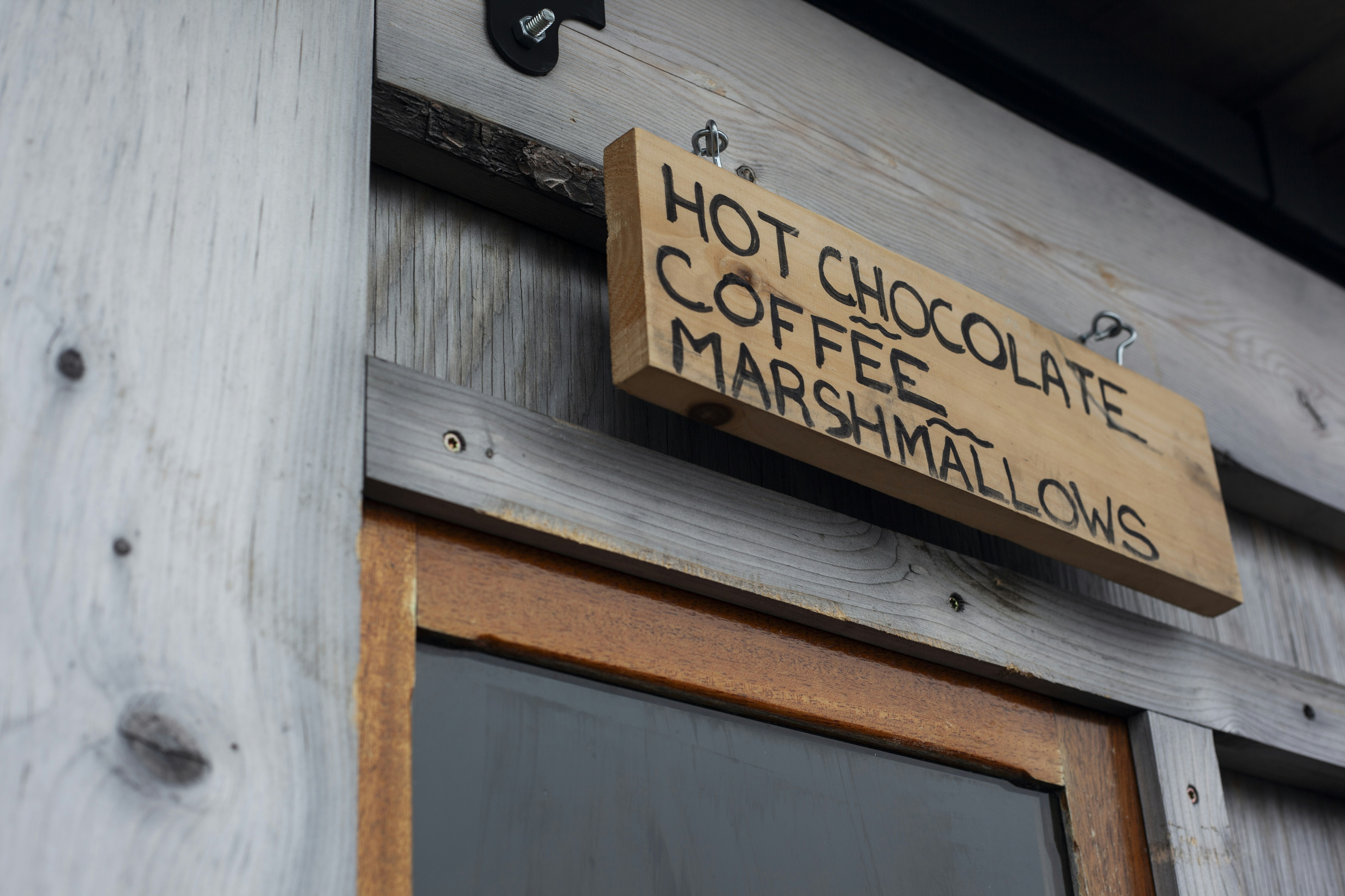 Des panneaux répertorient du chocolat chaud, du café et des guimauves.