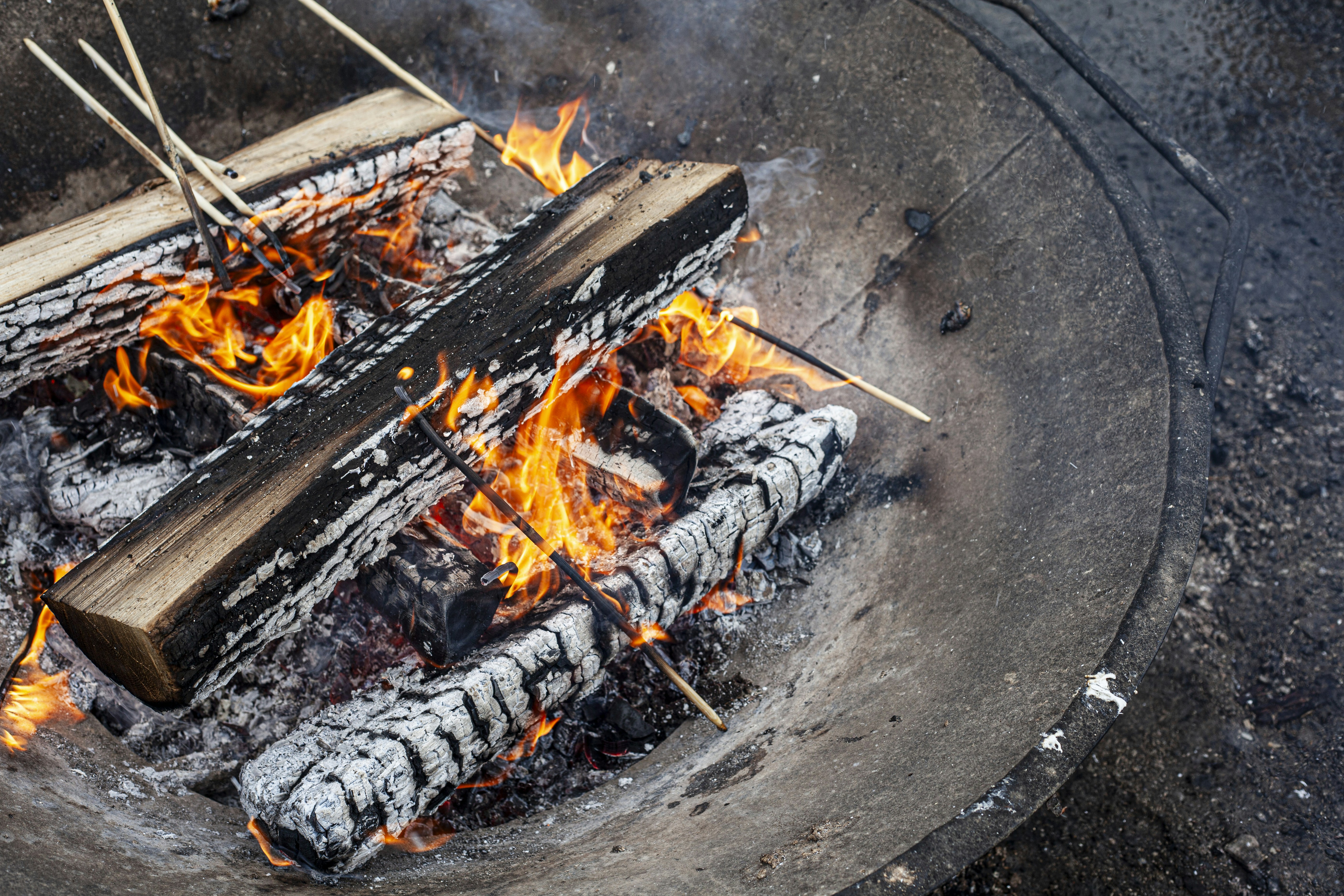 Un feu de camp brûle de mille feux.