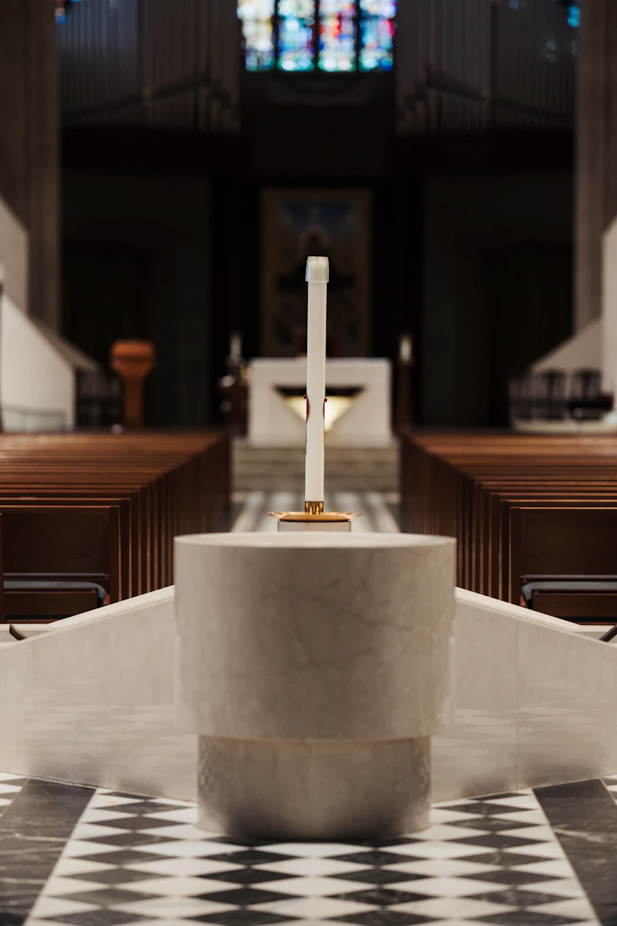 Pila bautismal frente al altar de una iglesia