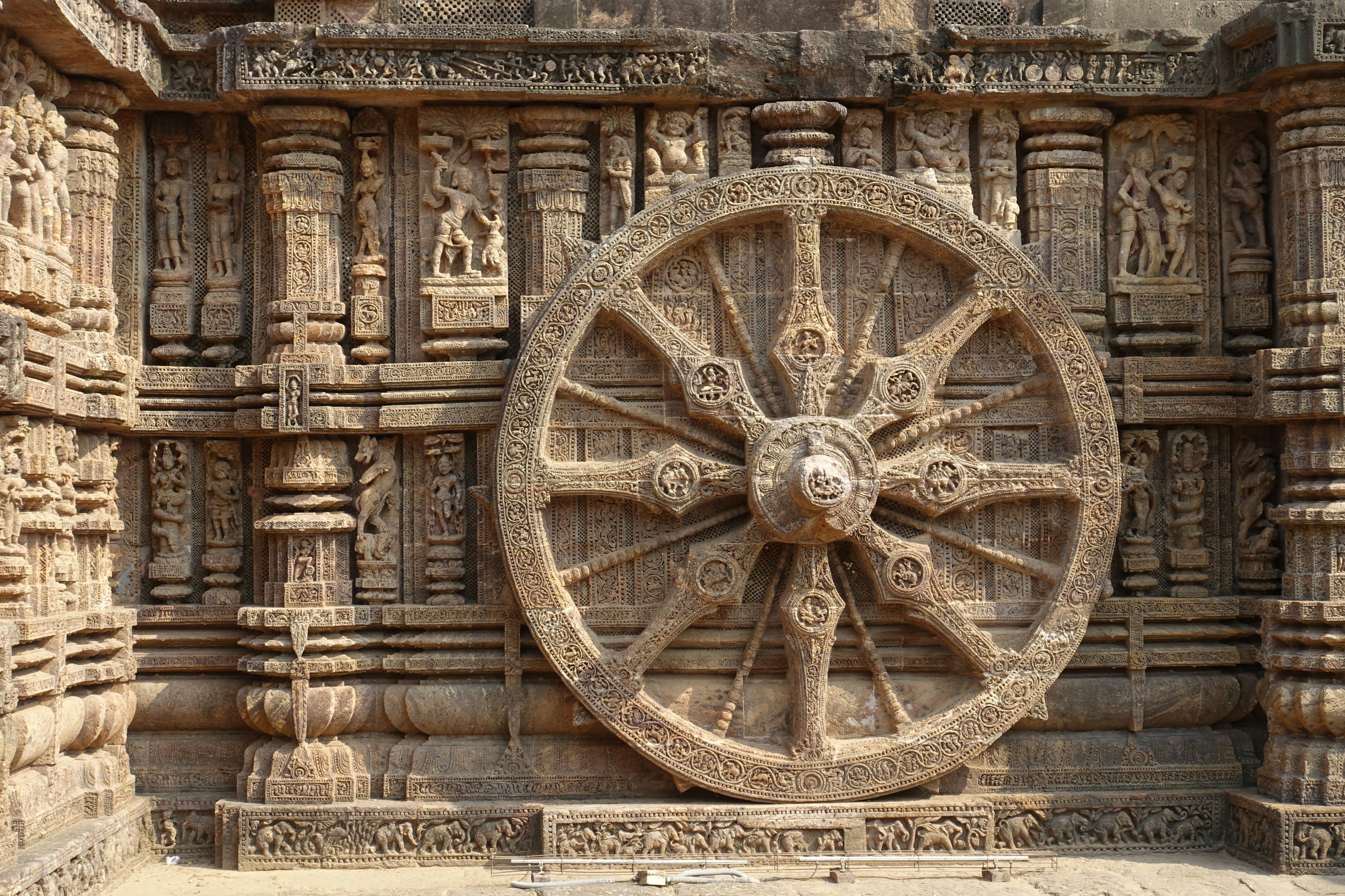 Ein antikes Steinrad schmückt die Tempelmauer.